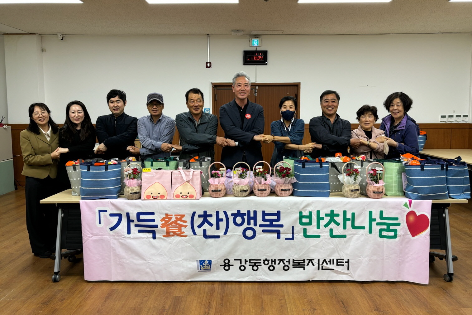 지난 8일 용강동 지역사회보장협의체에서 가정의 달을 맞아 지역 내 독거노인과 중증장애인 17가정에 반찬을 전달했다.