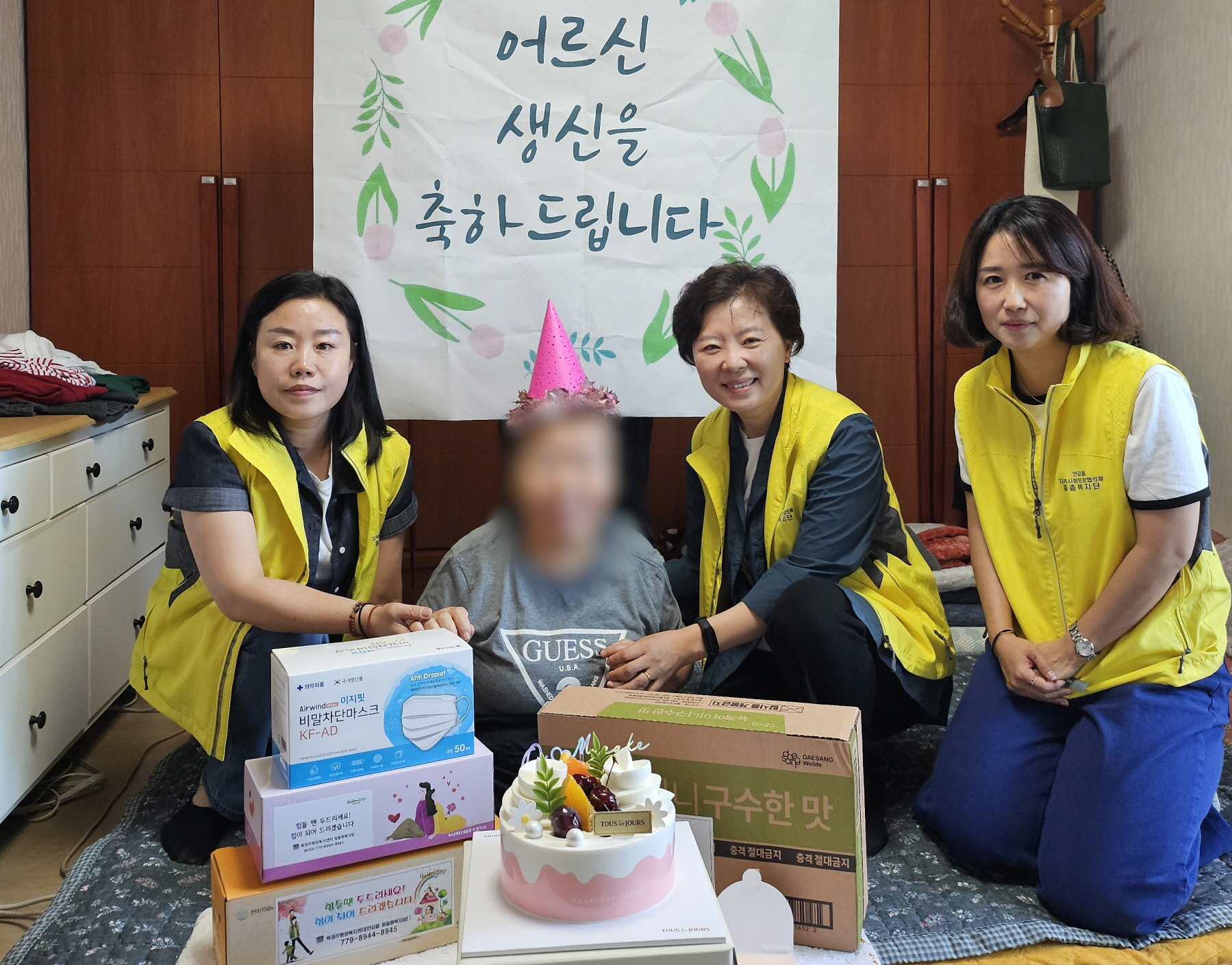지난 29일 북경주 행정복지센터에서 안강읍 지역사회보장협의체와 함께 홀로어르신의 생신을 챙겼다.