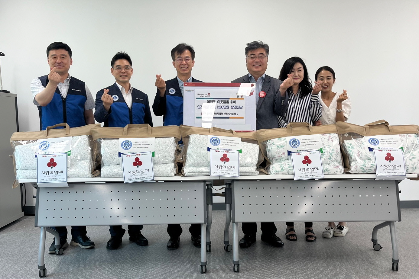 지난 11일 한수원 양수건설처에서 강동면 지역 내 저소득 취약계층을 위해 여름 인견이불 20채를 전달했다.
