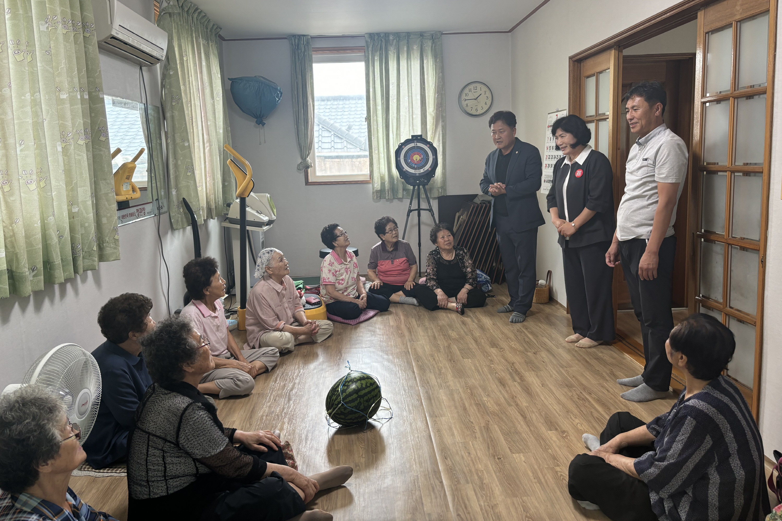 정경자 황남동장과 정희택 시의원이 지역내 경로당을 방문했다