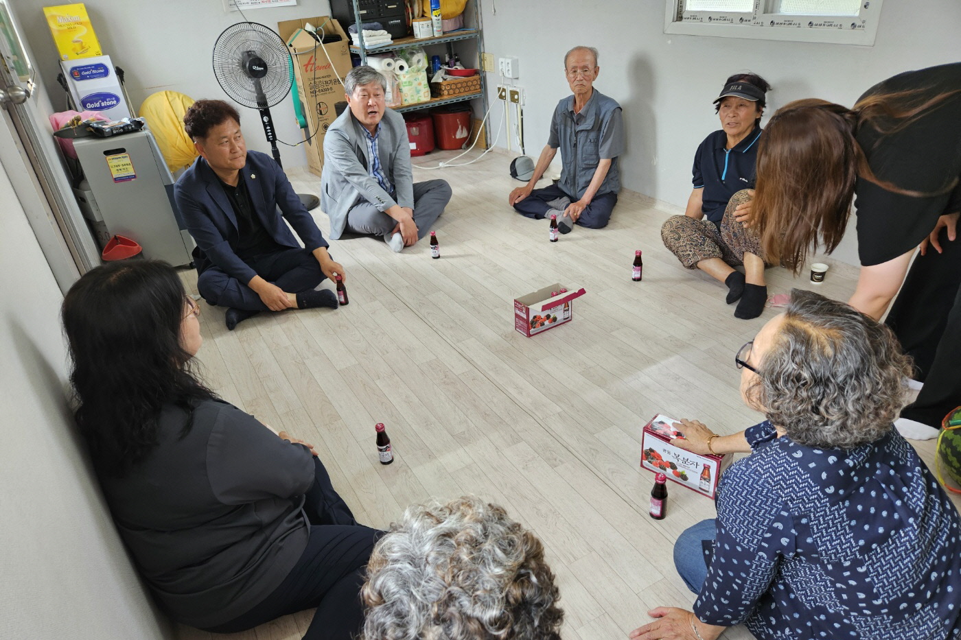 이준호 월성동장과 정희택 경주시의원이 초복맞이 경로당을 방문했다.