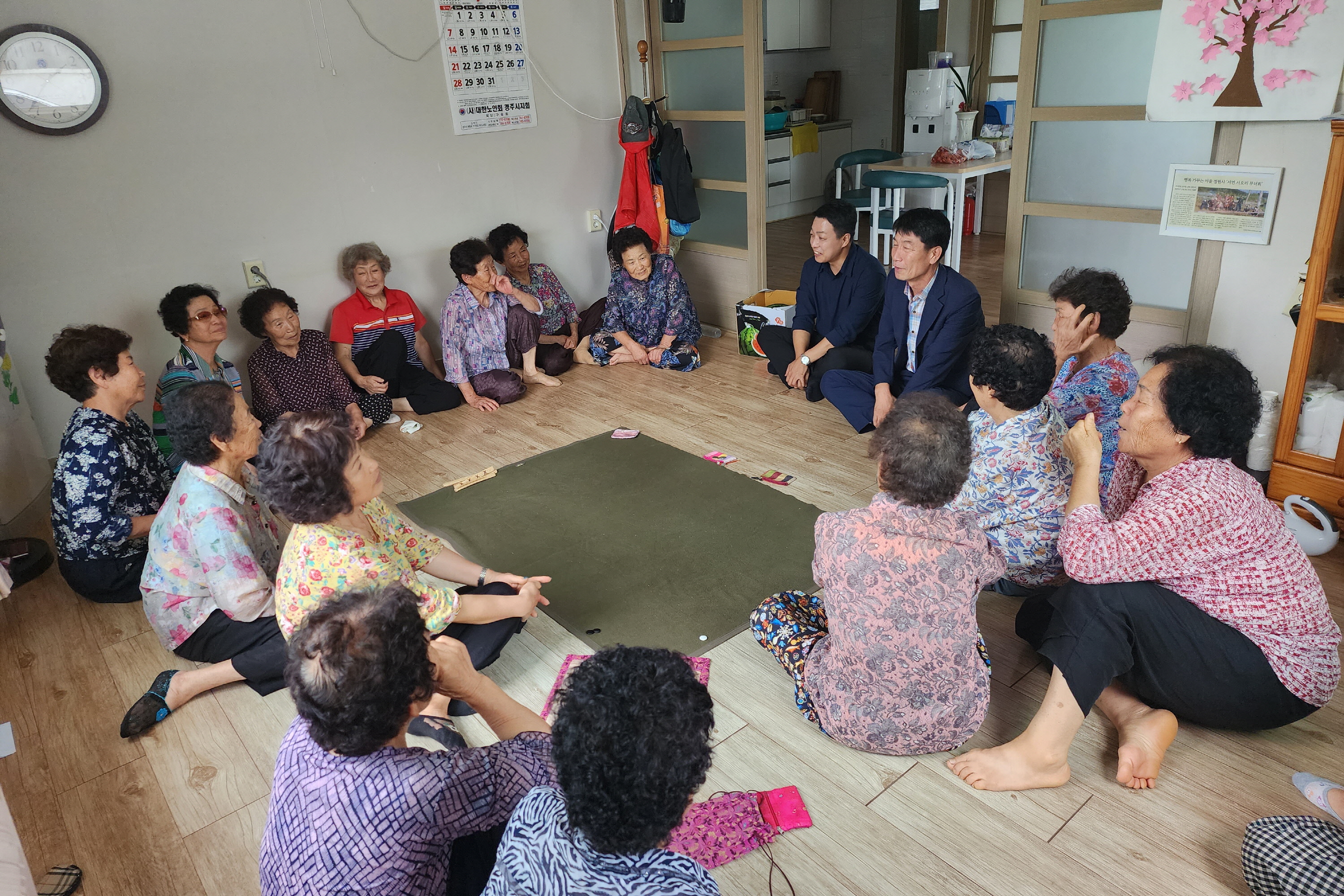 전진도 서면장이 7월 15일 지역내 경로당을 방문했다
