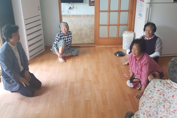 이종주 신임 문무대왕면장이 경로당 방문인사를 드렸다.