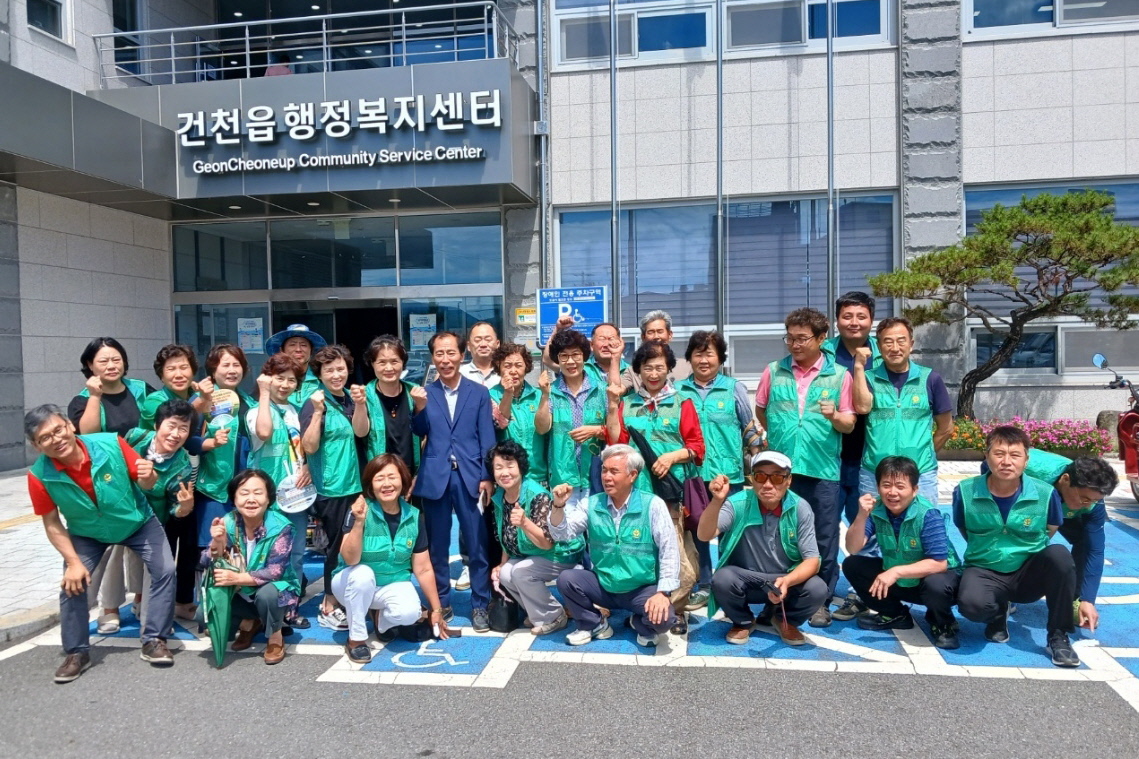 건천읍 새마을협의(부녀)회가 환경정화 활동을 실시했다
