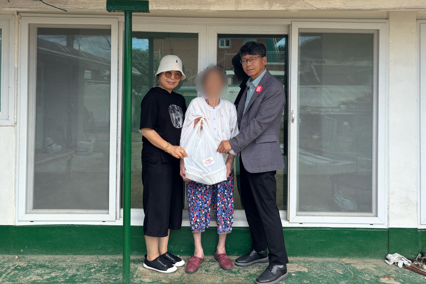 천북면지역사회보장협의체에서 소외된 이웃에게 삼계탕을 전달했다.
