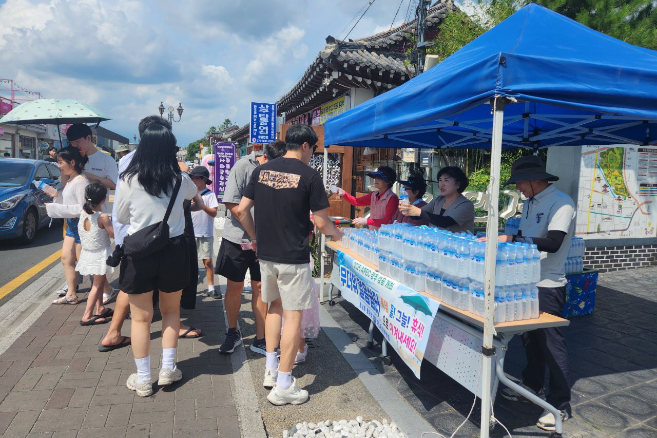 황남동행정복지센터에서 무더위 얼음쉼터를 운영했다