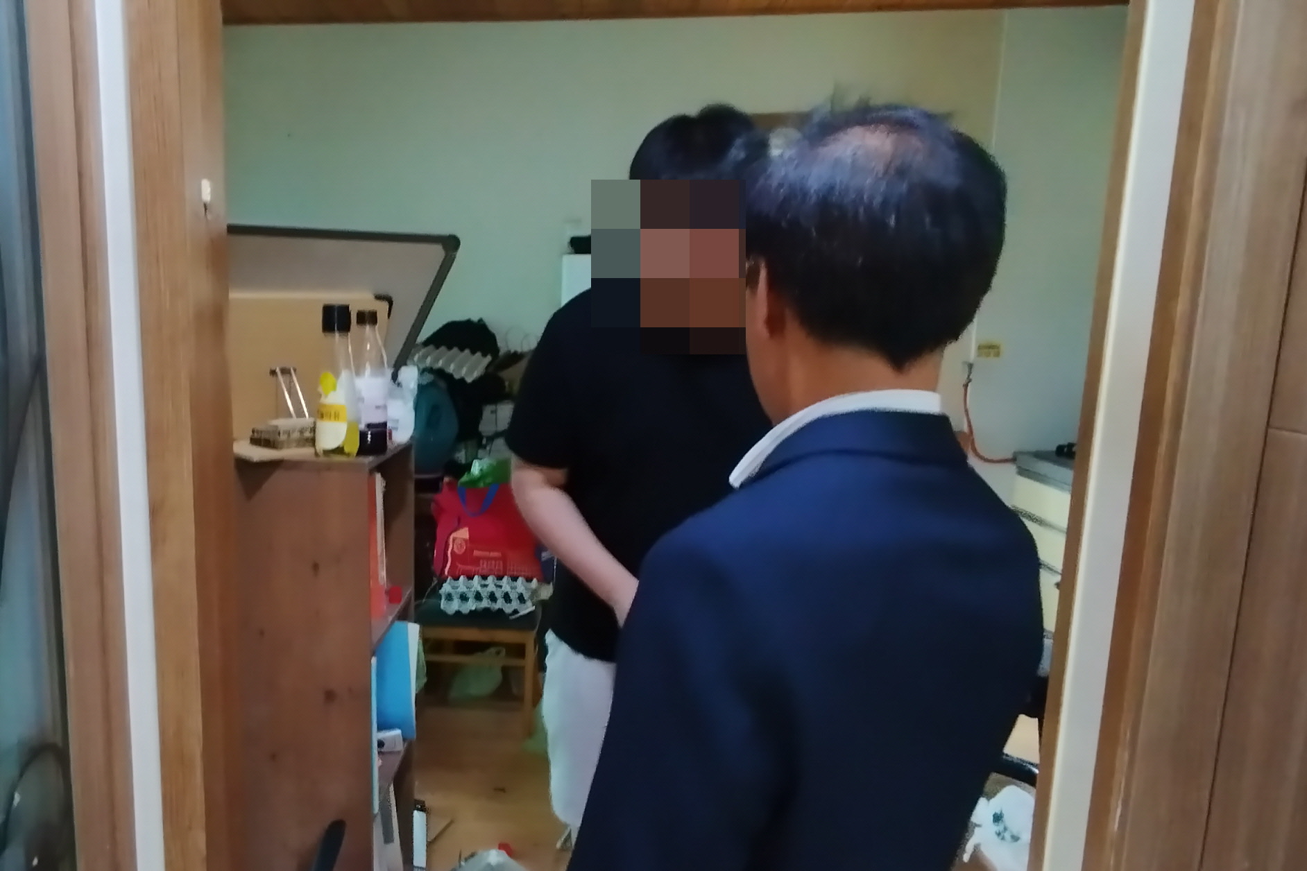 건천읍이 복지위기구 A씨를 방문했다.