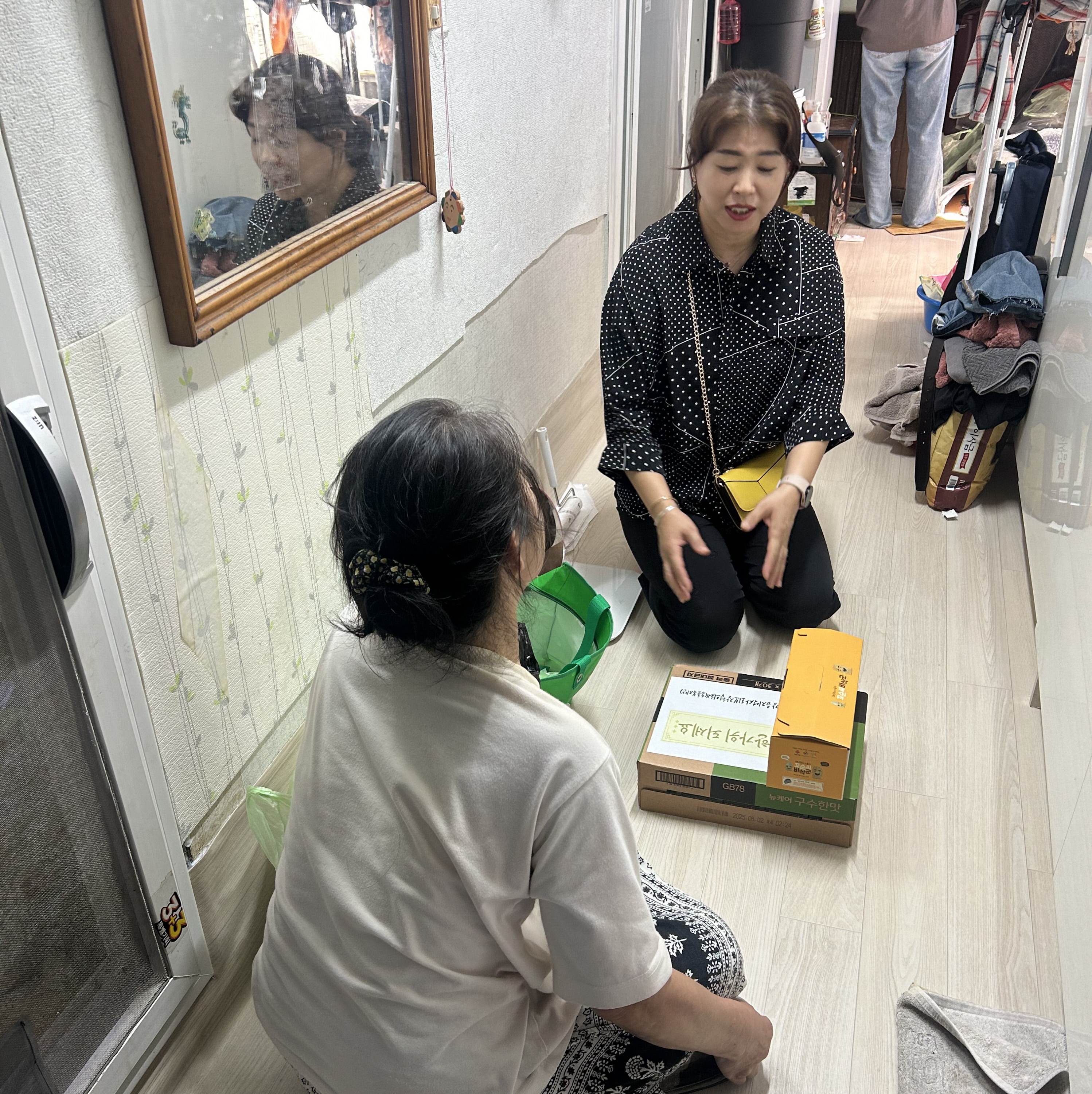 안강읍이 추석맞이 홀로 사는 어르신을 위문 방문했다.
