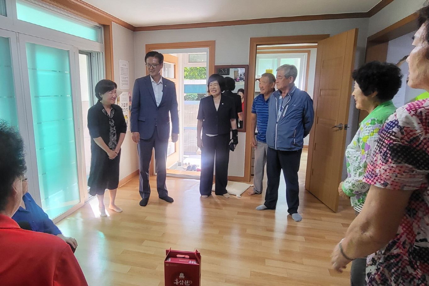 동천동장이 경로당 방문인사를 했다.