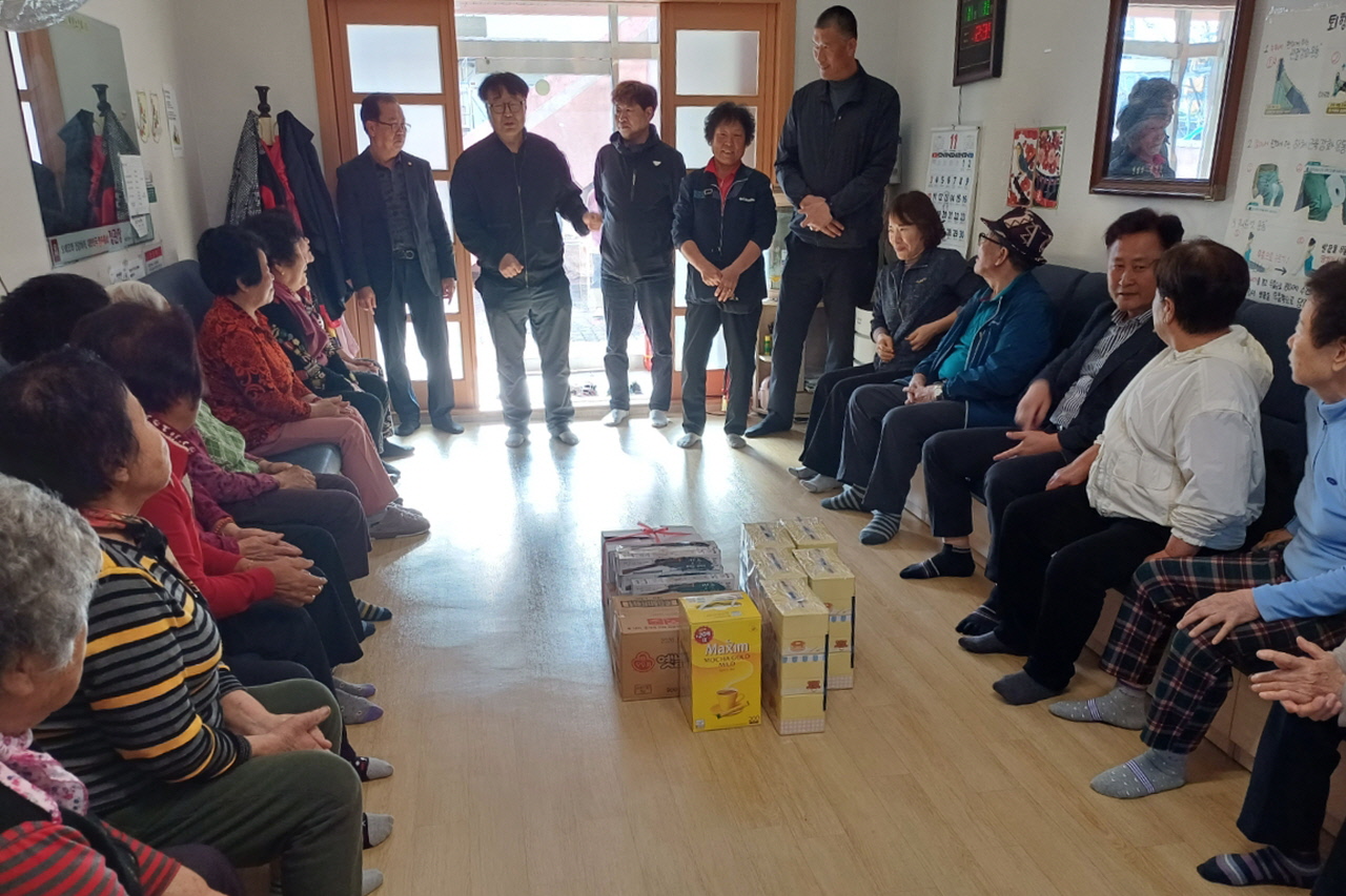 황오동에서 경로당을 방문했다.