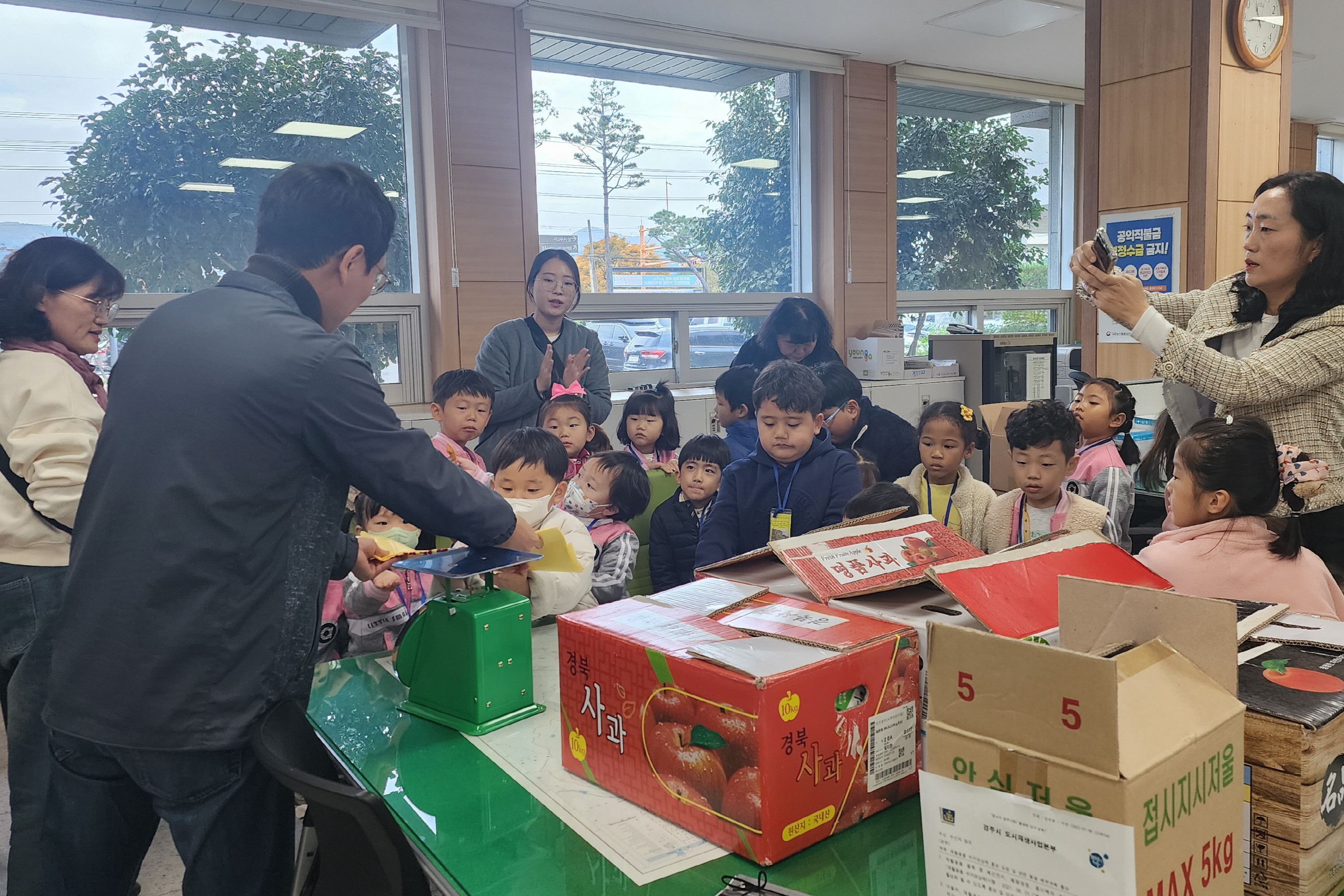 서면어린이집이 서면행정복지센터를 방문해 우유팩 재활용을 하고 있다.