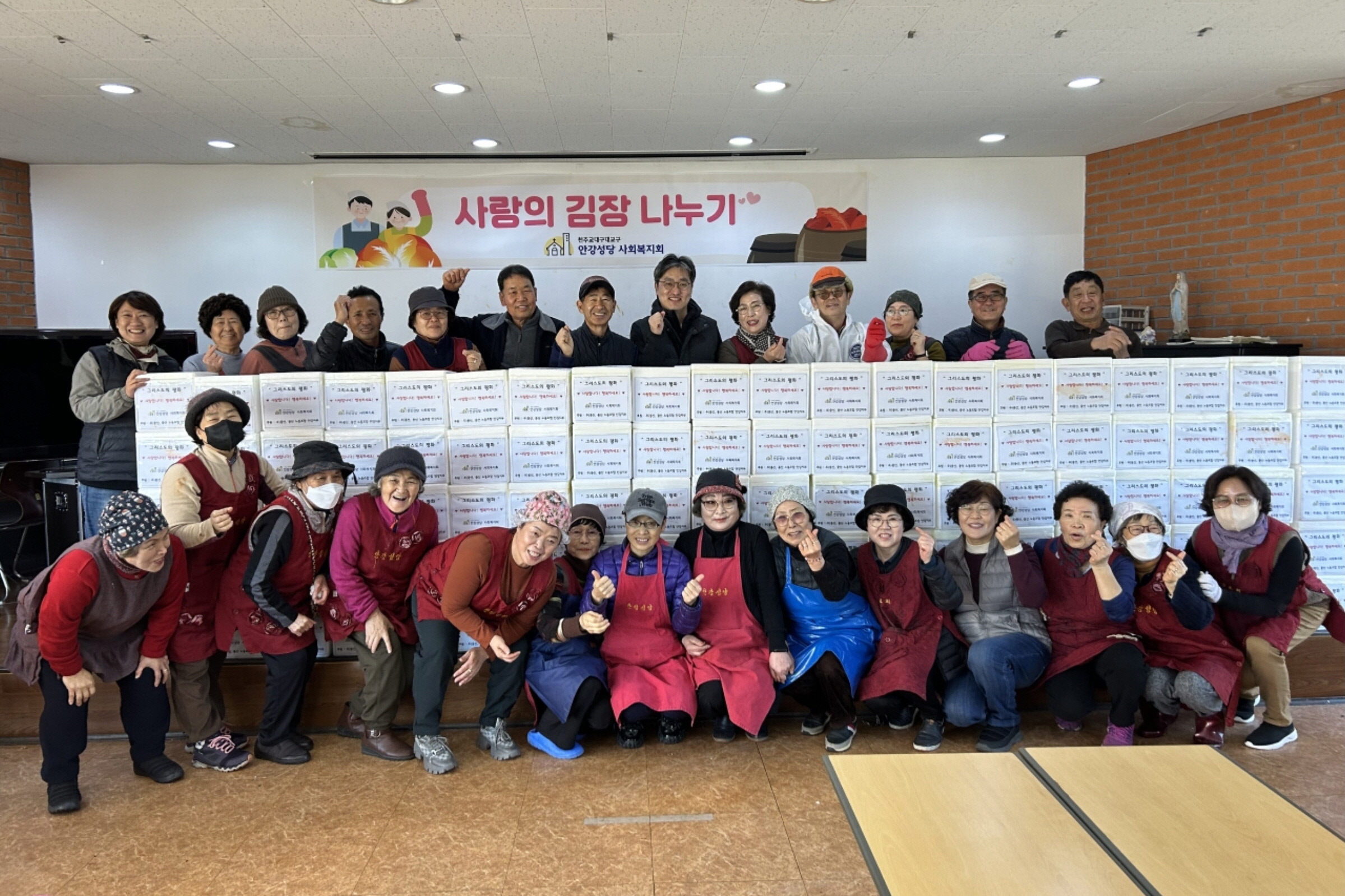 안강천주교회가 북경주행정복지센터에 김장김치를 기부했다.