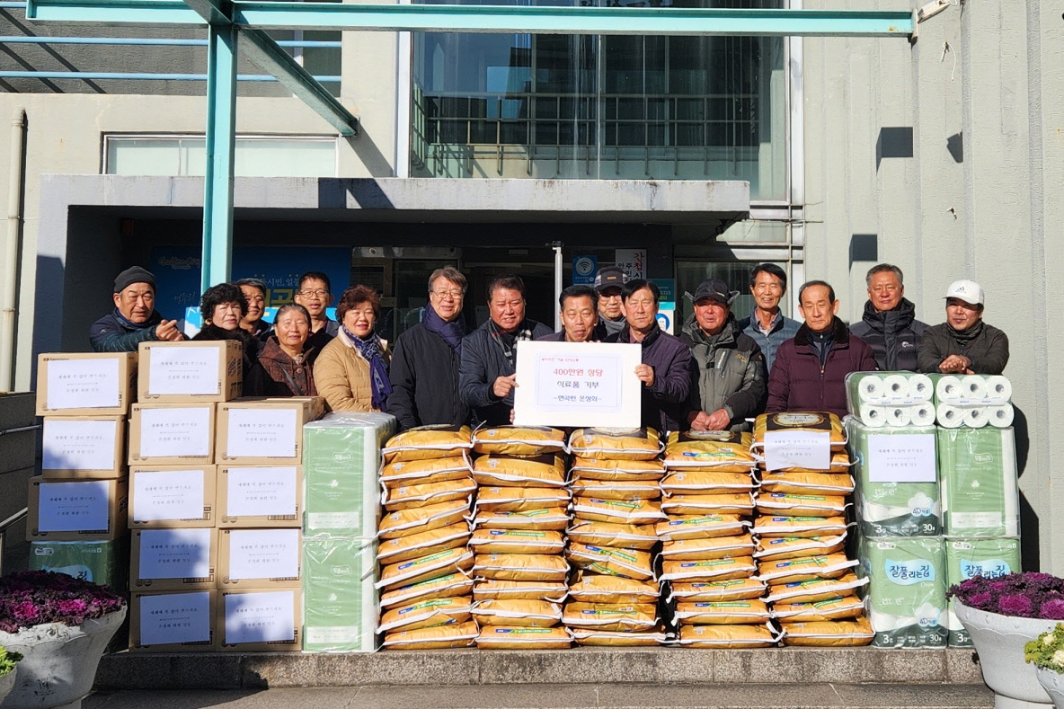 경주시 현곡면 온정회가 지난 27일 지역 내 취약계층에게 쌀 46포(20kg)와 라면 26상자 등 400만원 상당의 물품을 직접 전달한 후 기념촬영을 하고 있다.