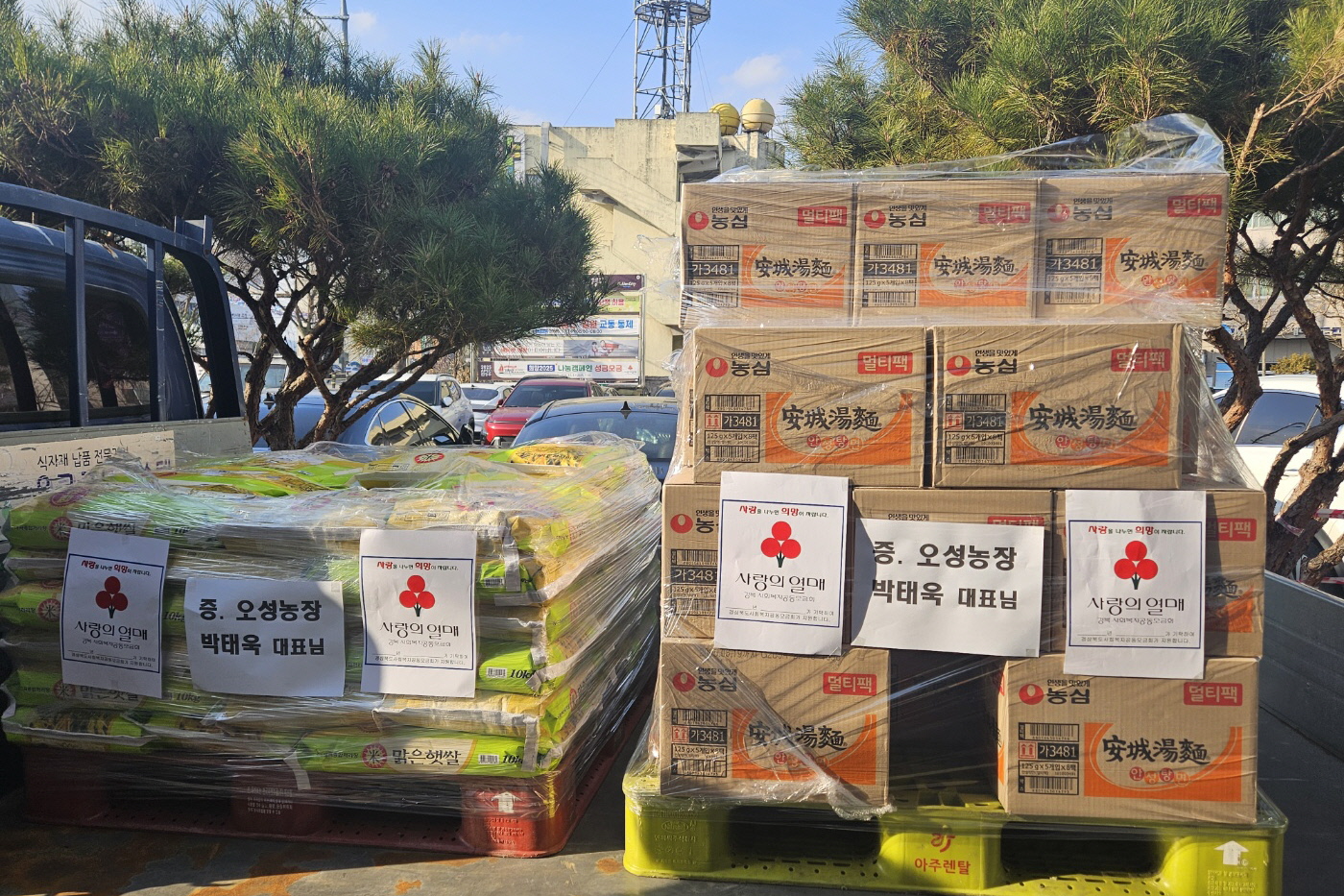 경주시는 불국동 소재 오성농장 박태욱 대표가 어려운 이웃에게 전달해달라며 260만 원 상당의 쌀 50포(10kg)와 라면 30박스를 불국동 행정복지센터에 기탁했다.