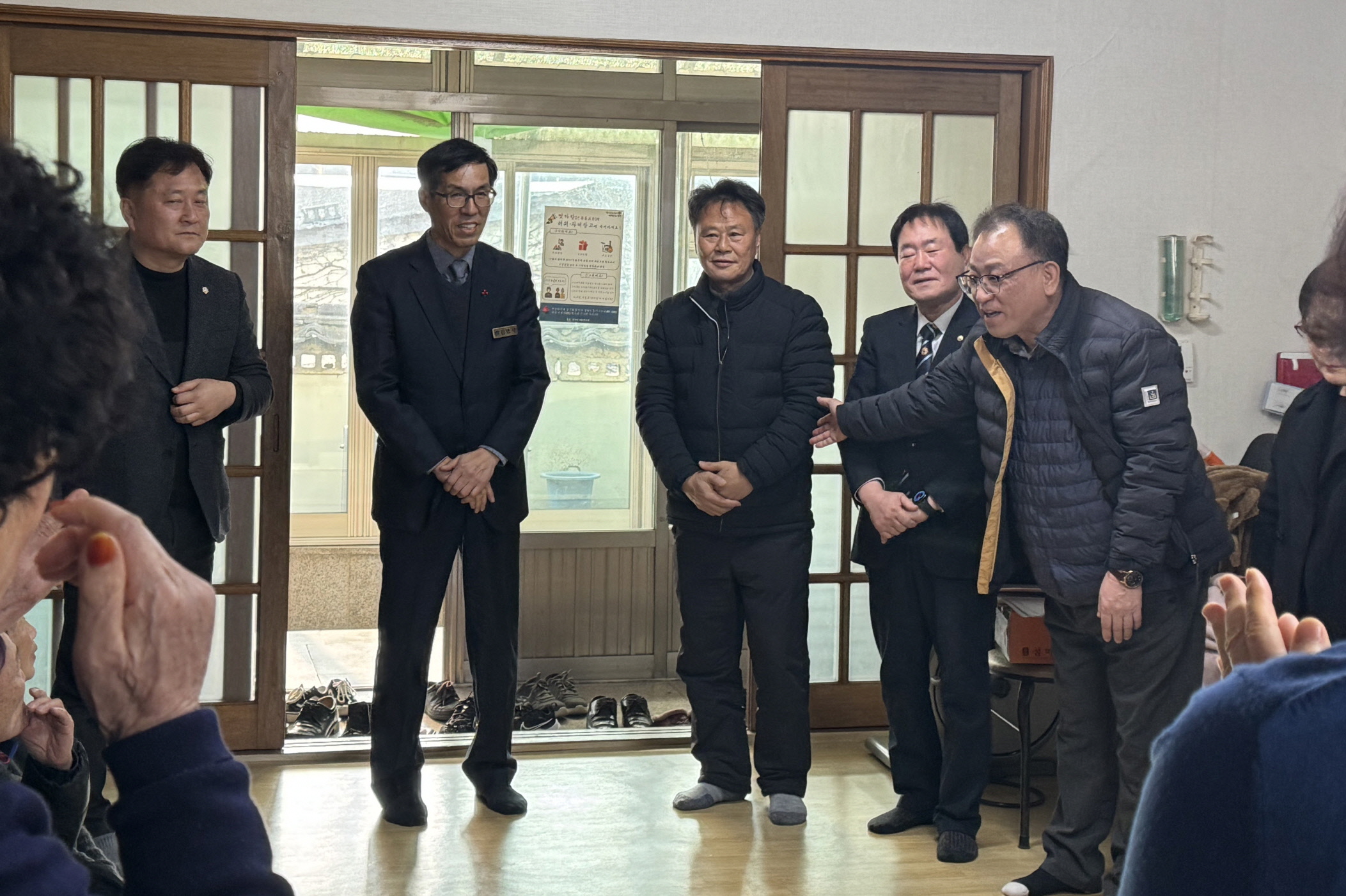 황오동장이 경로당을 방문했다.