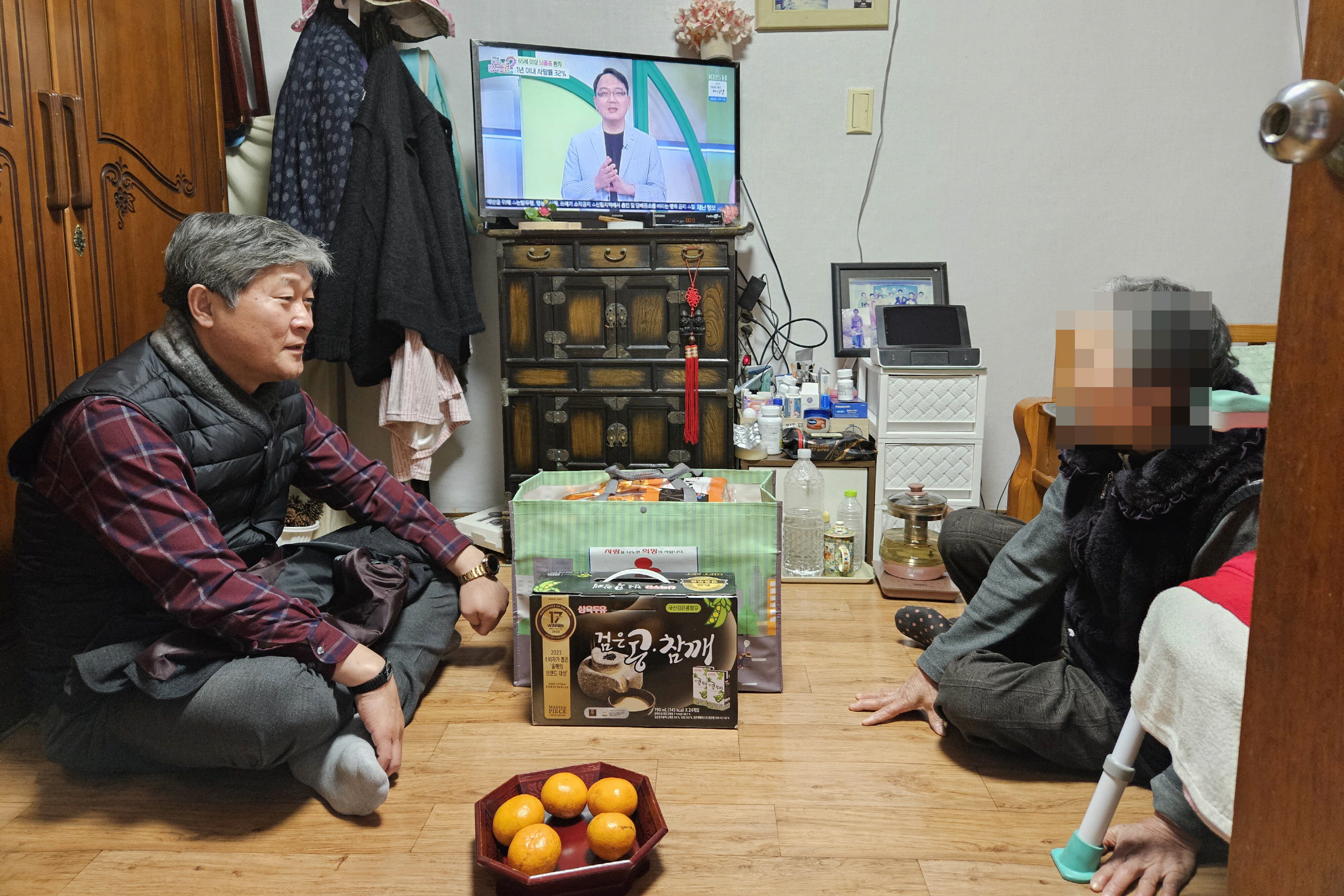 월성동장이 독거노인 가구를 방문했다