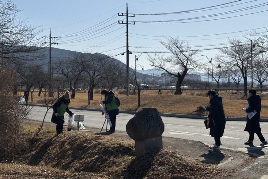 월성동에서 환경정화활동을 실시했다.