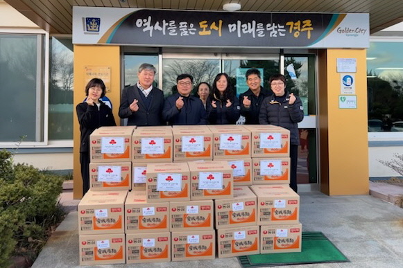 신한토건이 월성동에 라면을 기탁했다.