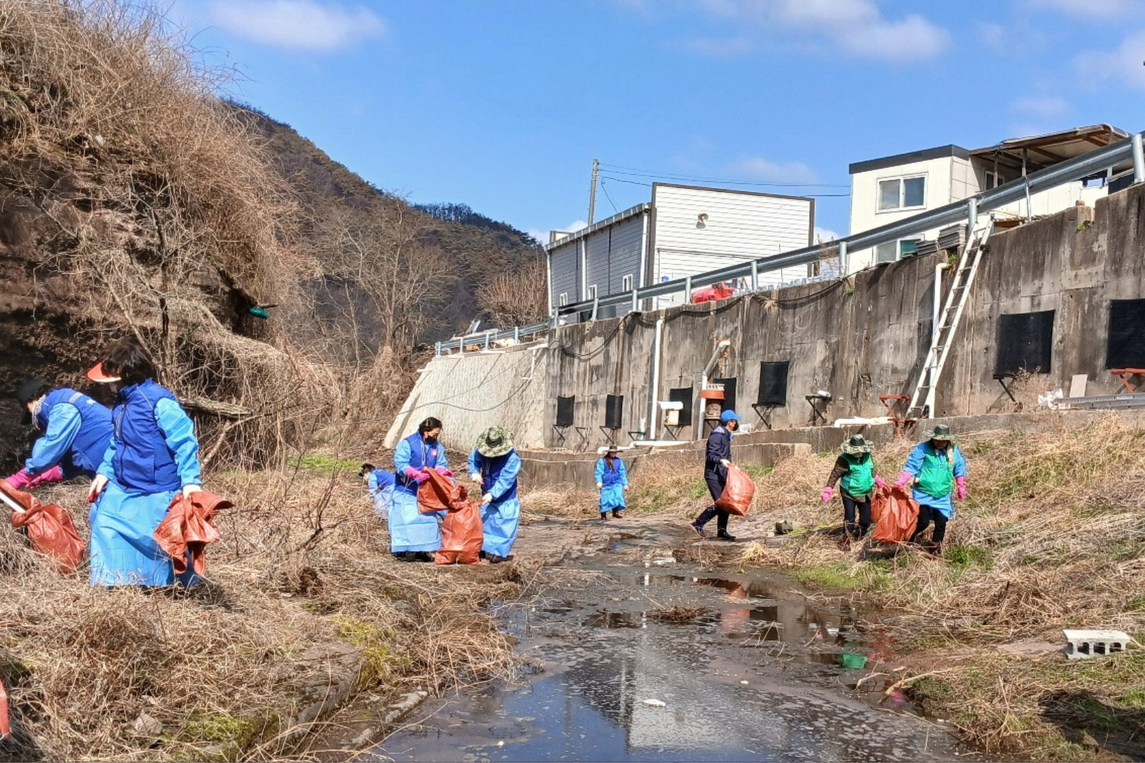 황오동 자율방재단,통장협의회, 새마을부녀회가 영양군을 방문해 산불 피해복루를 지원했다.
