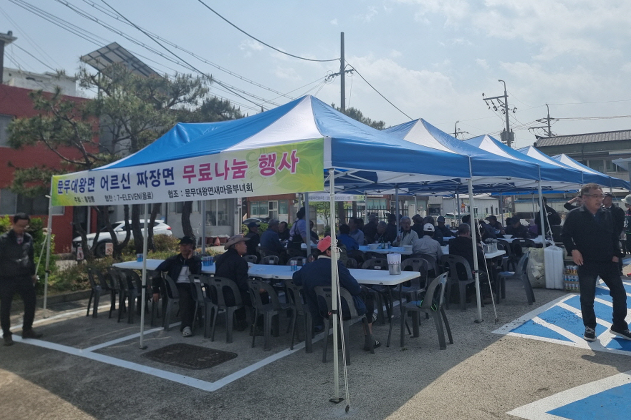 홍짬뽕이 어르신들에게 무료 짜장면 나눔 행사를 펼쳤다.