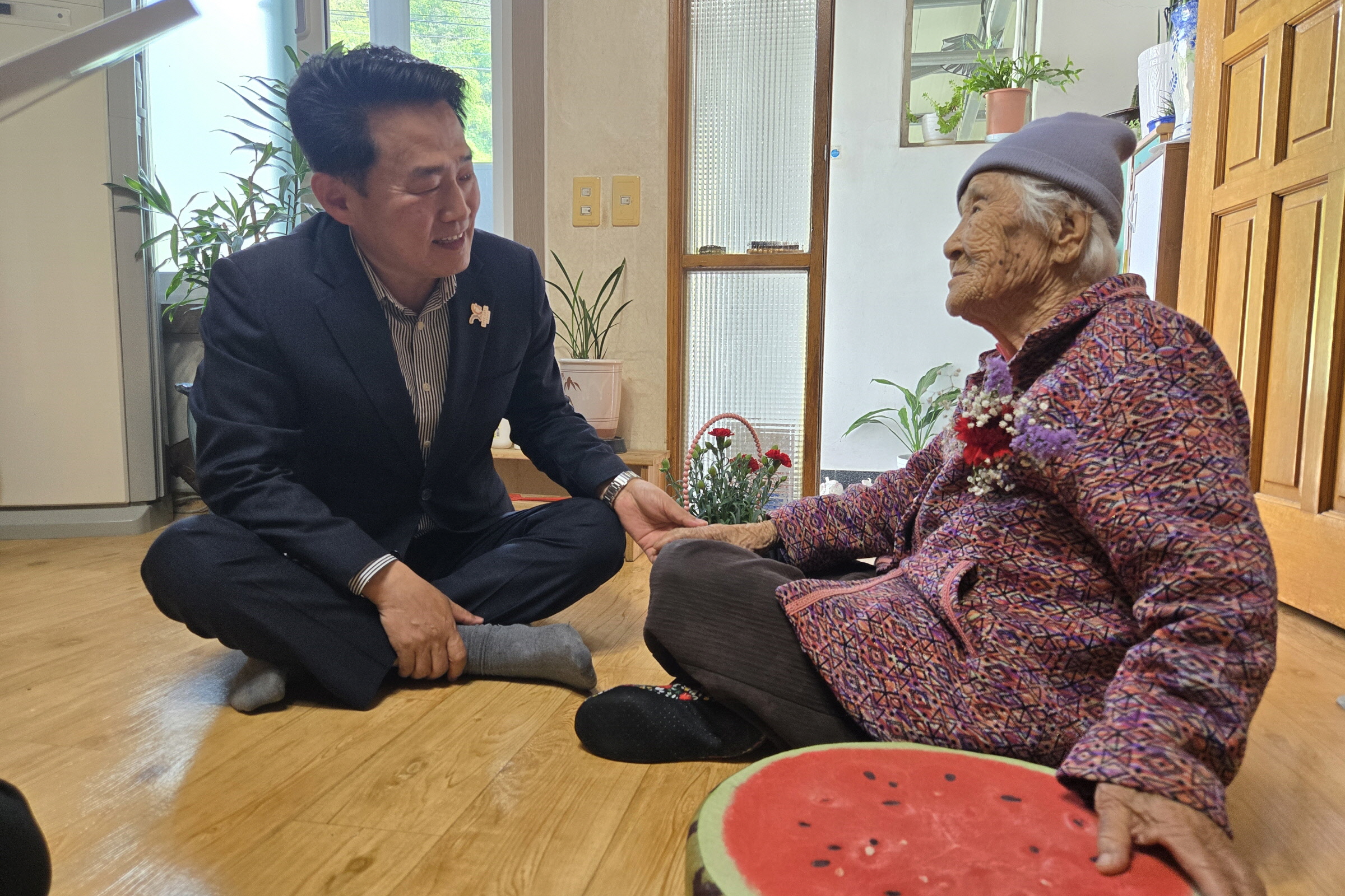 이헌득 경주시 건천읍장이 8일 어버이날을 맞아 관내 최고령자인 101세 김선녀 어르신 댁을 방문해 카네이션을 달아드리고 장수를 기원하며 대화를 나누고 있다.