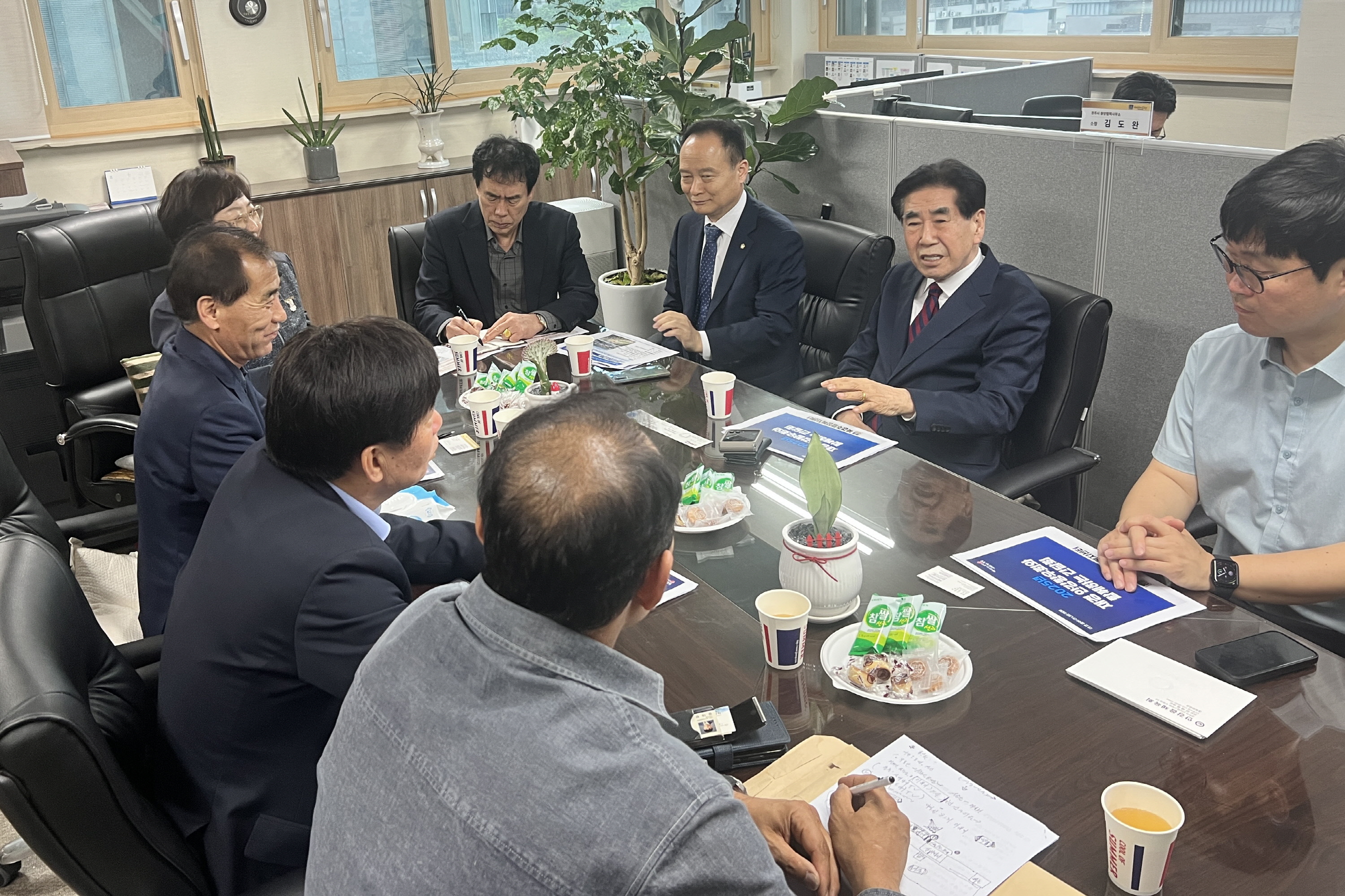북경주행정복지센터와 재경 안강향우회가 간담회를 진행하고 있다.