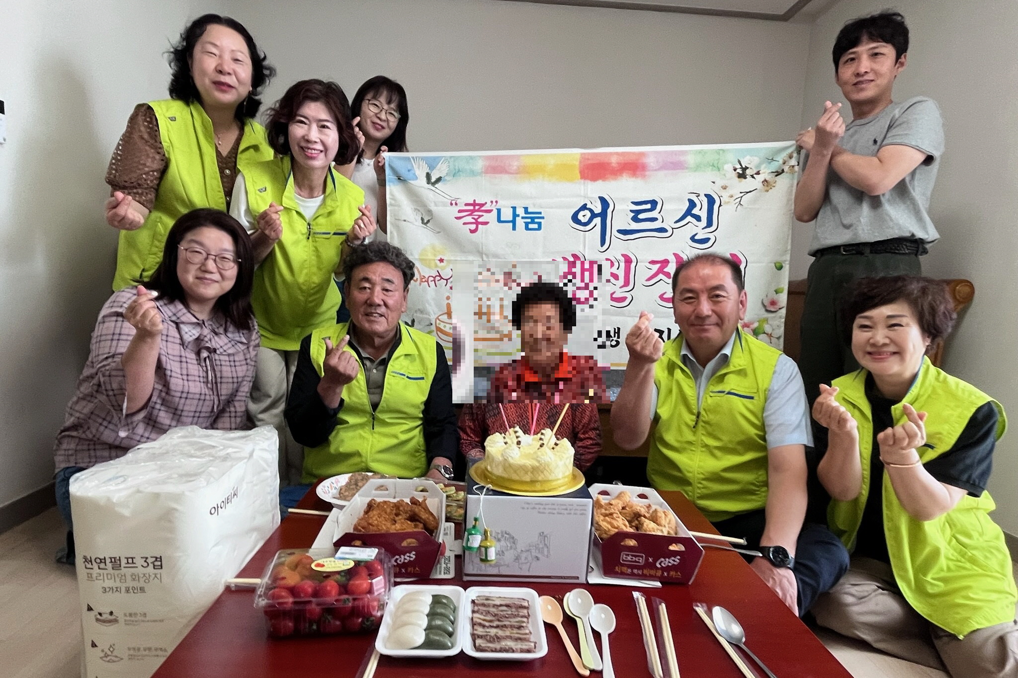 외동읍 상생복지단 위원들이 5월 생신을 맞은 독거 어르신과 함께 기념 촬영을 하고 있다. 위원들이 준비한 생신상에는 케이크, 음식, 선물 등이 정성스럽게 마련됐다.