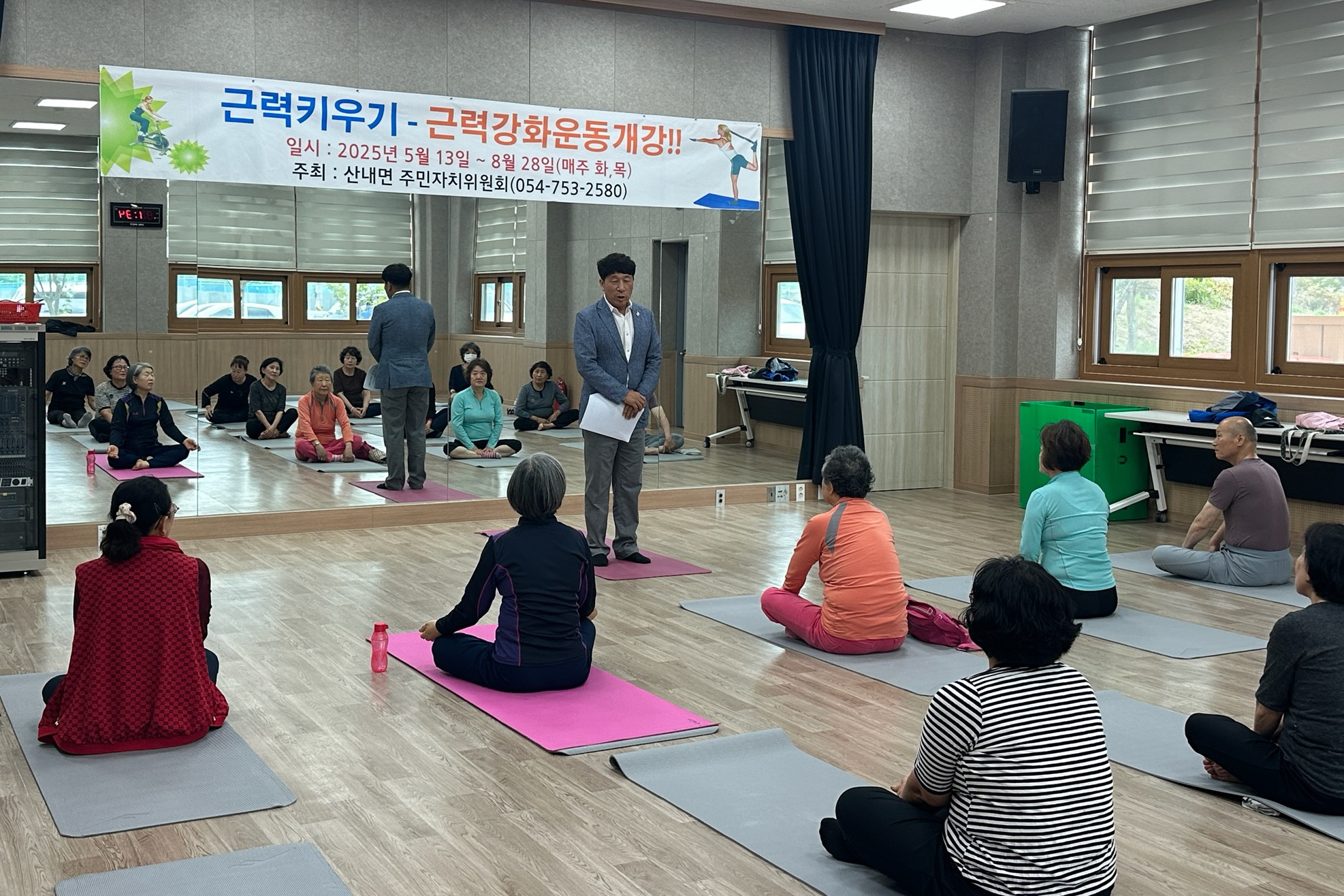 근력강화 운동을 진행하고 있다.