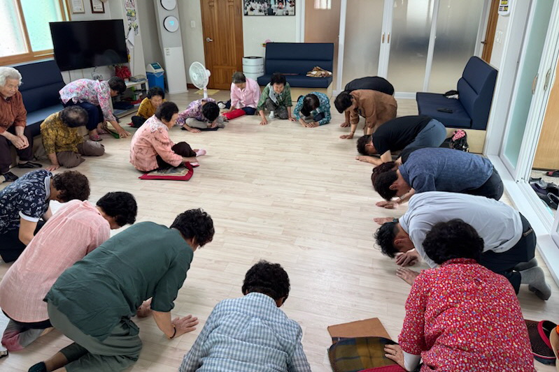 황남동장이 경로당에 방문했다.