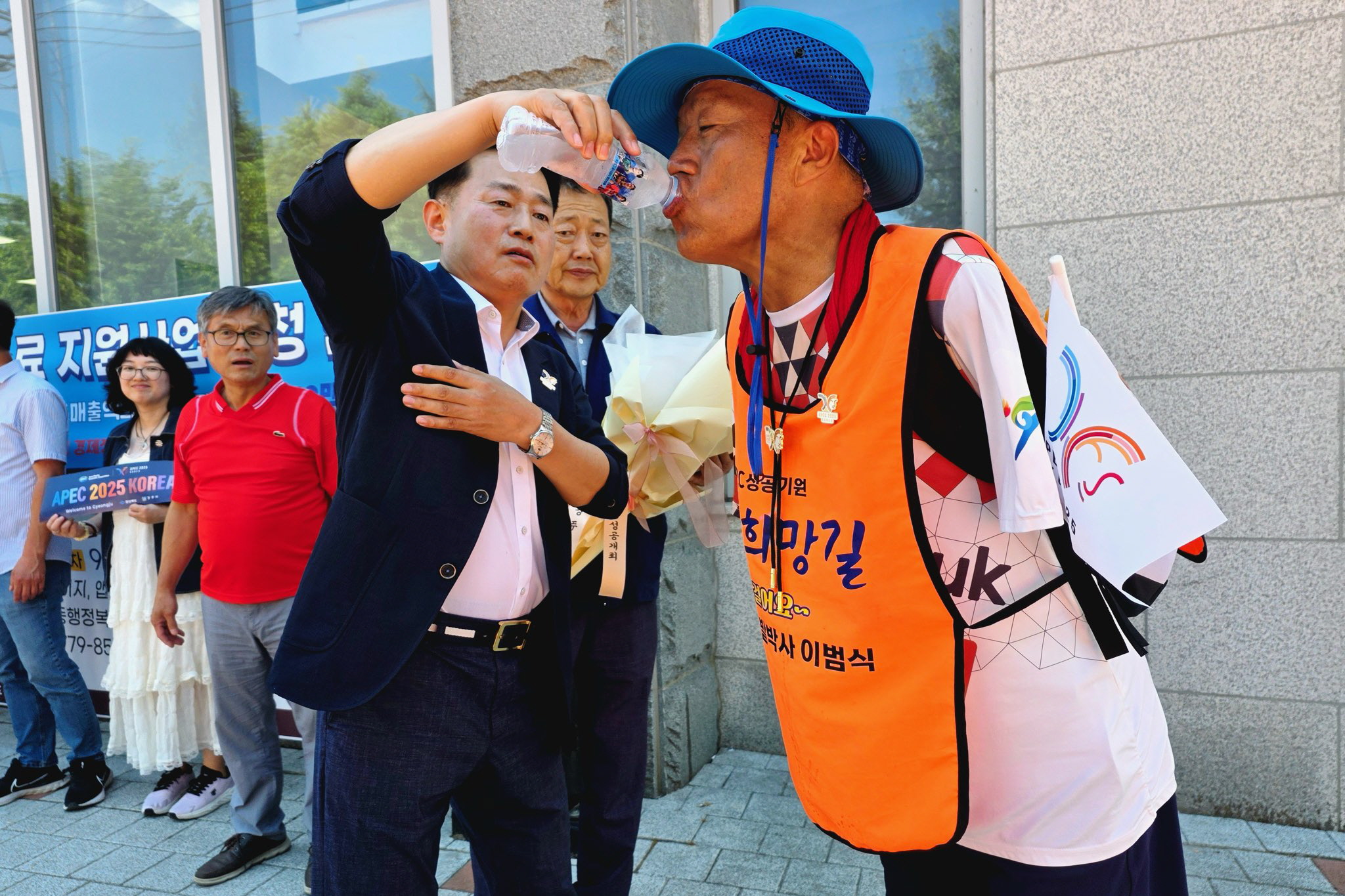 시원한 물로 갈증을 해소하는 이범식 교수.