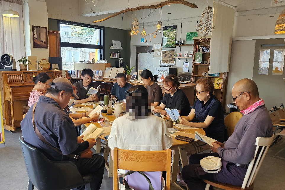 3. 용강동) 독서모임사진.jpg