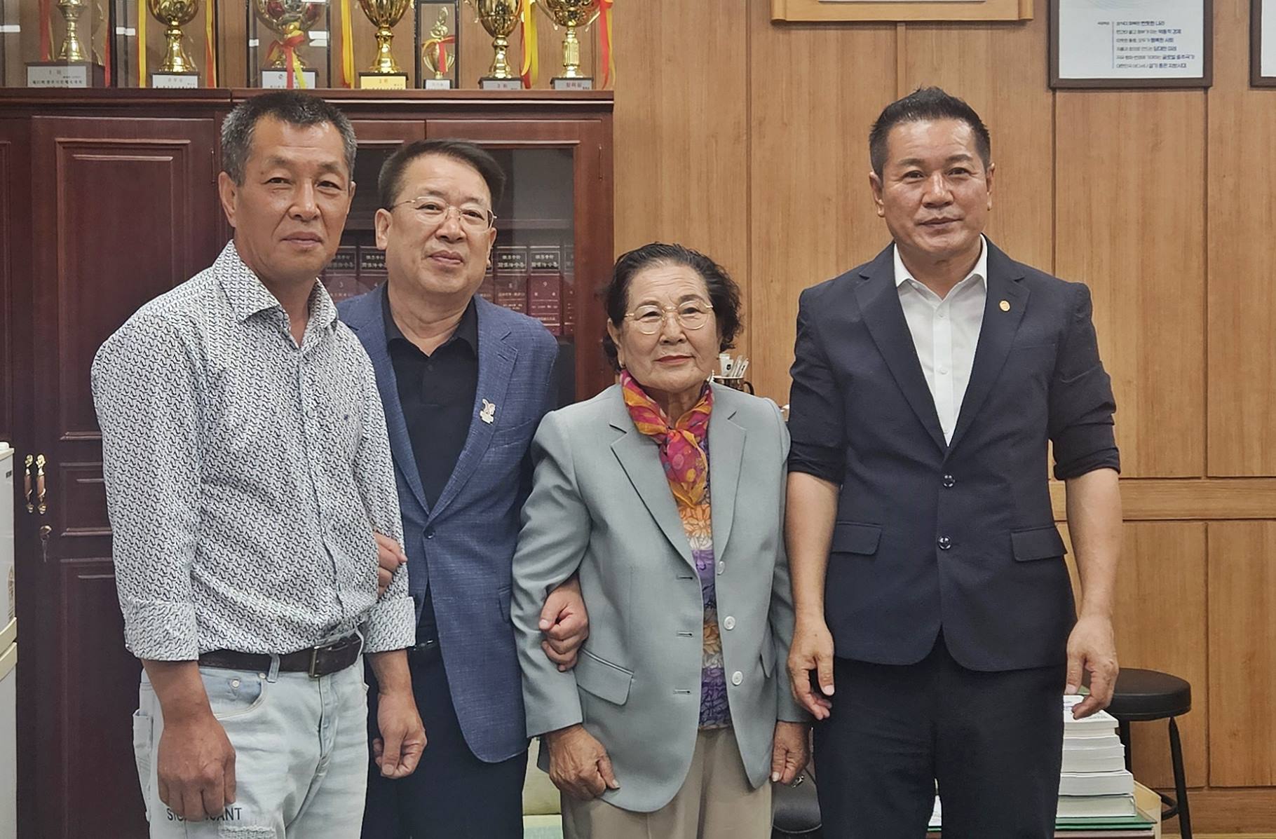 사진 왼쪽부터 정재우 불국동체육회장, 이채두 불국동장, 엄정자 여사(백승엽 대승그룹 회장 모친), 백승엽 대승그룹 회장이 15일 불국동 행정복지센터에서 열린 발전기금 및 물품 전달식 후 기념촬영을 하고 있다.
