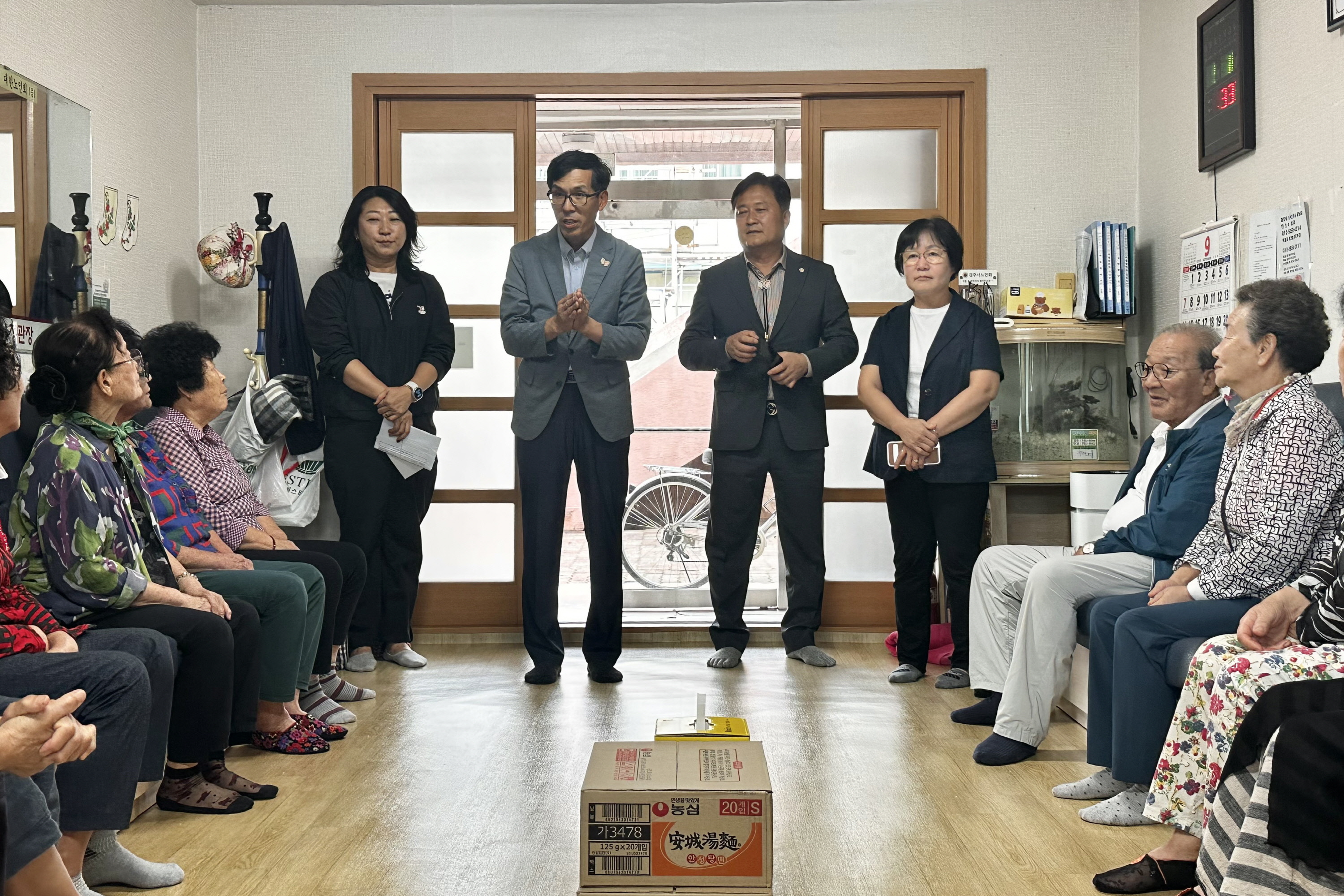 4. 황오동) 경로당방문인사사진.jpeg