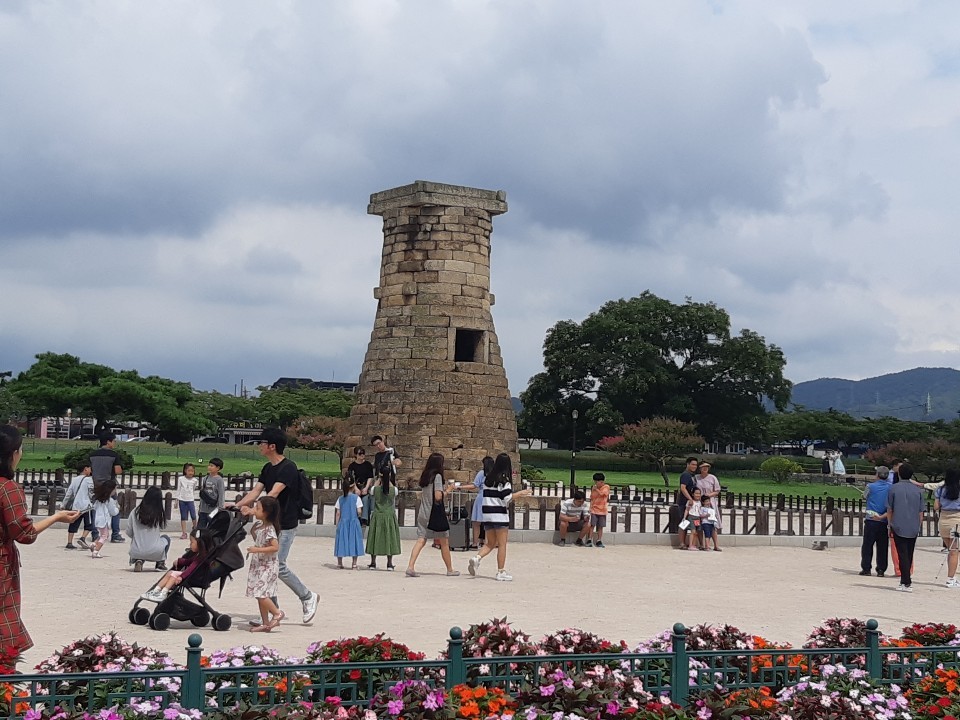 가을 여행을 즐기려는 관광객