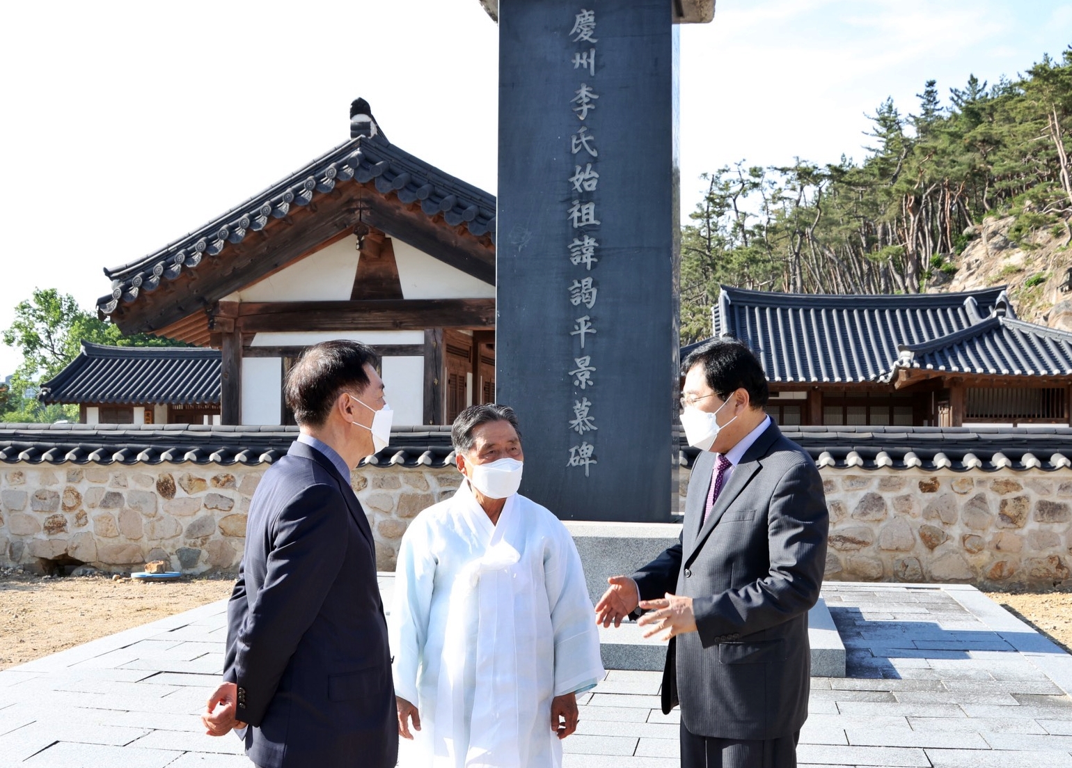 이상록 경주이씨 종친회장을 만나 고 이건희 회장의 기증품이 경주에 유치될 수 있도록 문중차원의 협조를 당부하고 있다