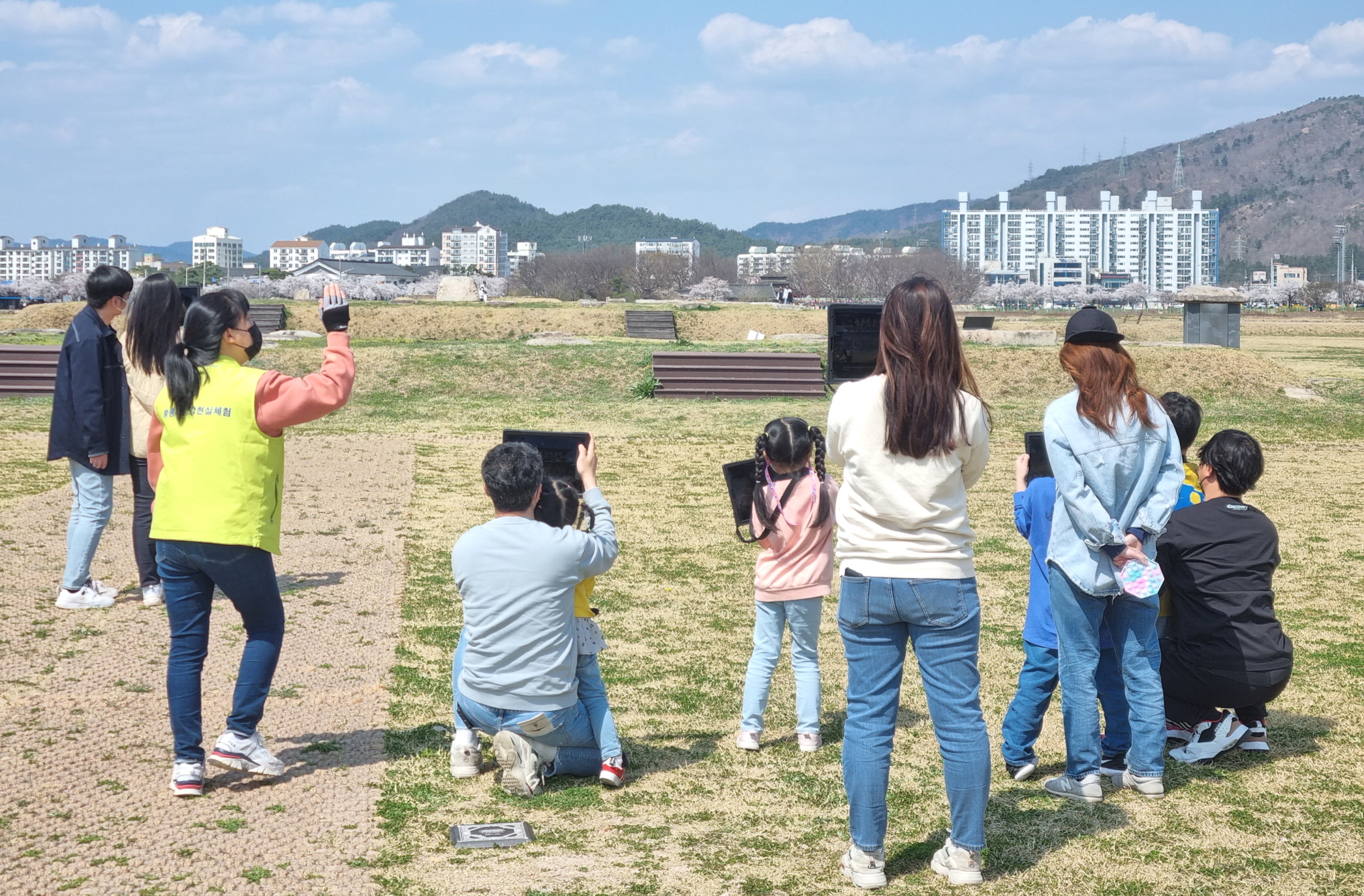 관람객들이 황룡사 중문과 남회랑 증강현실 체험프로그램을 이용하고 있다