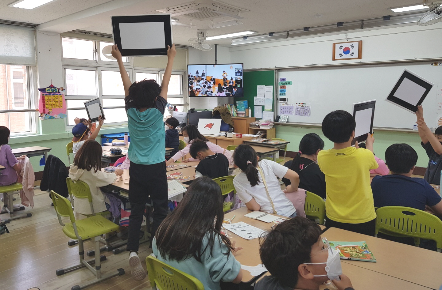 지난 27일 황성초등학교와 일본 오이타현 모리중앙소학교 3학년 학생들이 온라인 교류 수업을 진행하고 있다