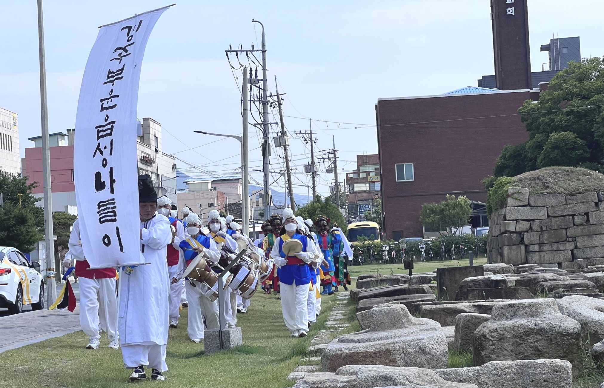 17일 경주읍성에서 조선시대 경주부윤 행차 재현행사가 진행되고 있다