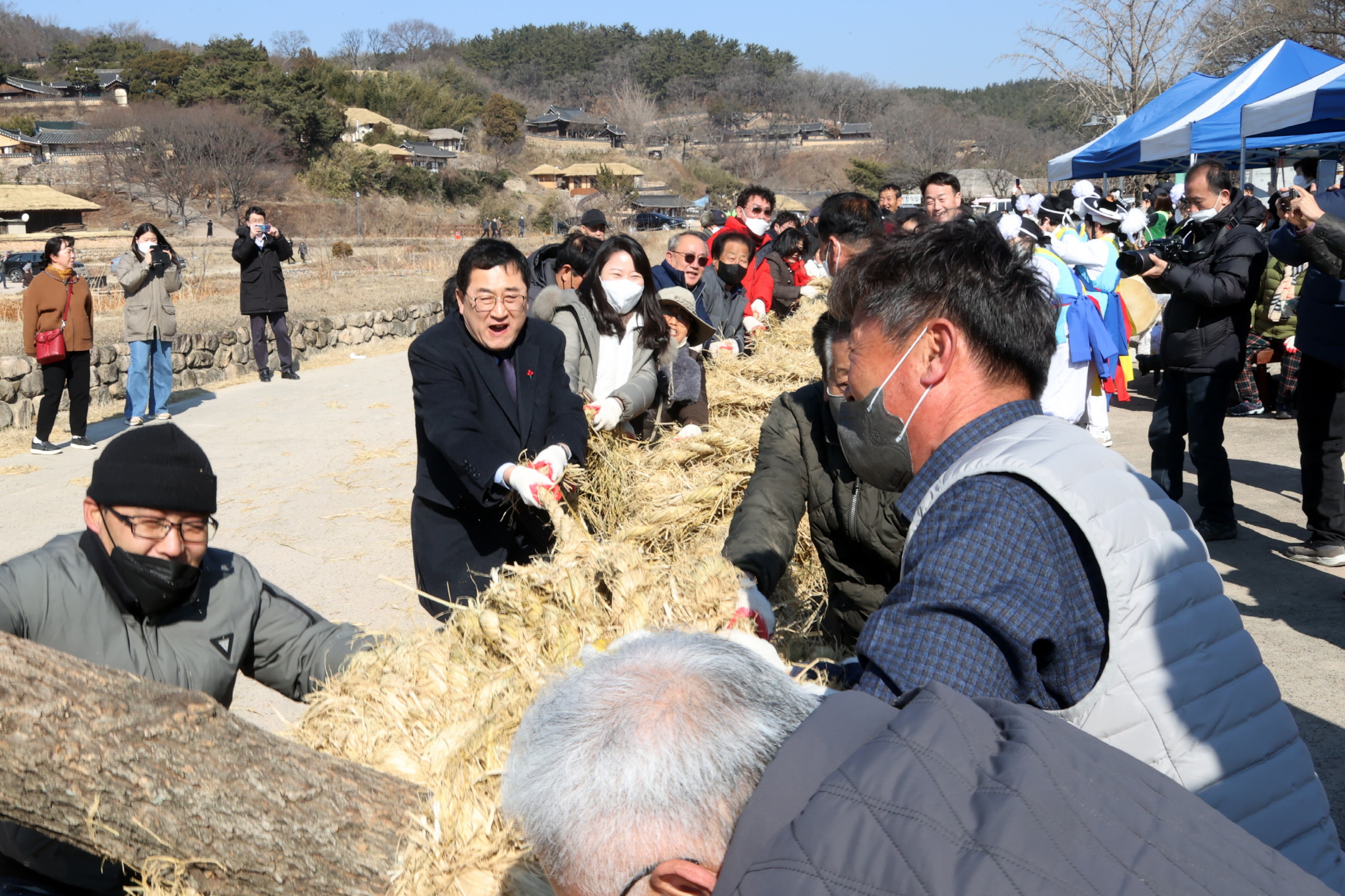 주낙영 시장이 5일 양동마을 정월대보름 행사에 참석해 줄다리기를 하고 있다