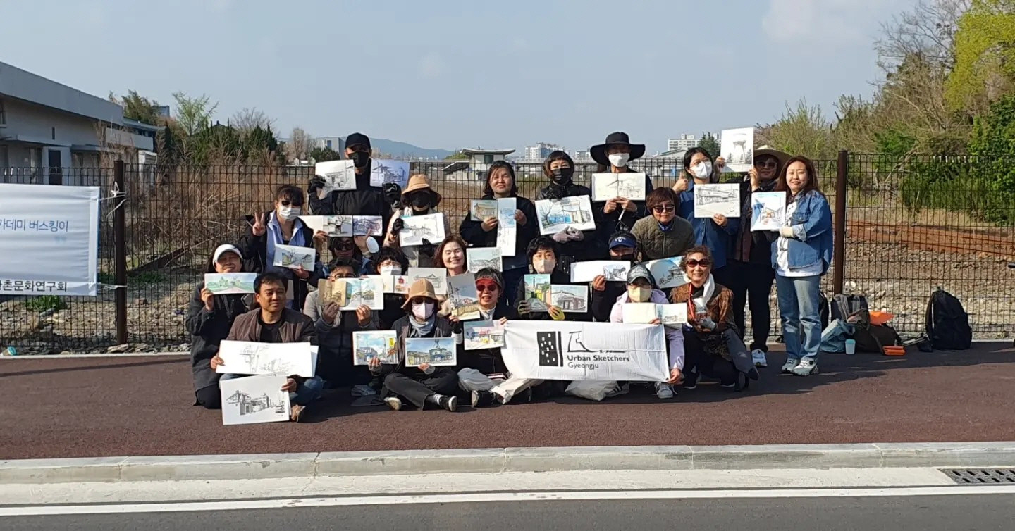 지난 2일 경주어반스케치 회원들이 황촌의 골목과 거리를 그리고 난 후 기념촬영을 하고 있다.