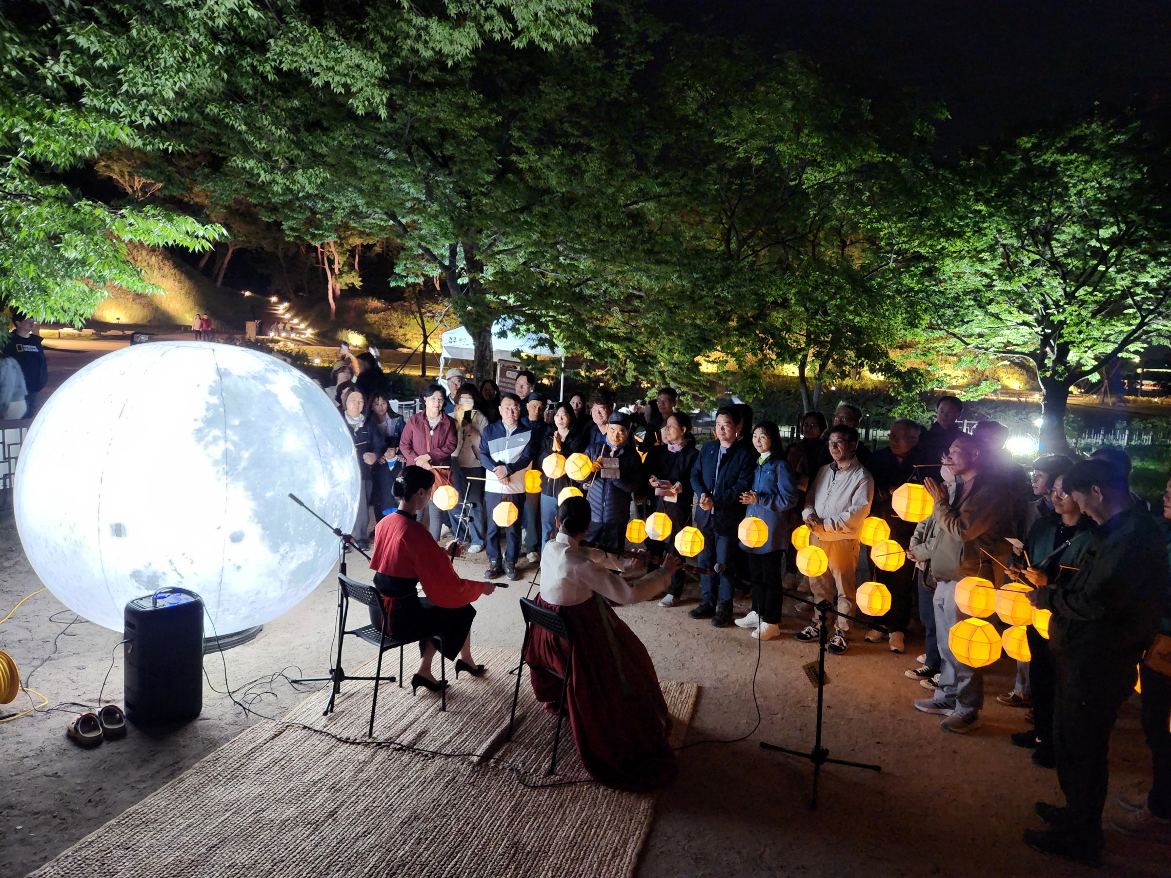 지난 13일 참가자들이 신라달빛기행 트레킹 중 지역 예술인들의 국악 공연을 감상하고 있다.