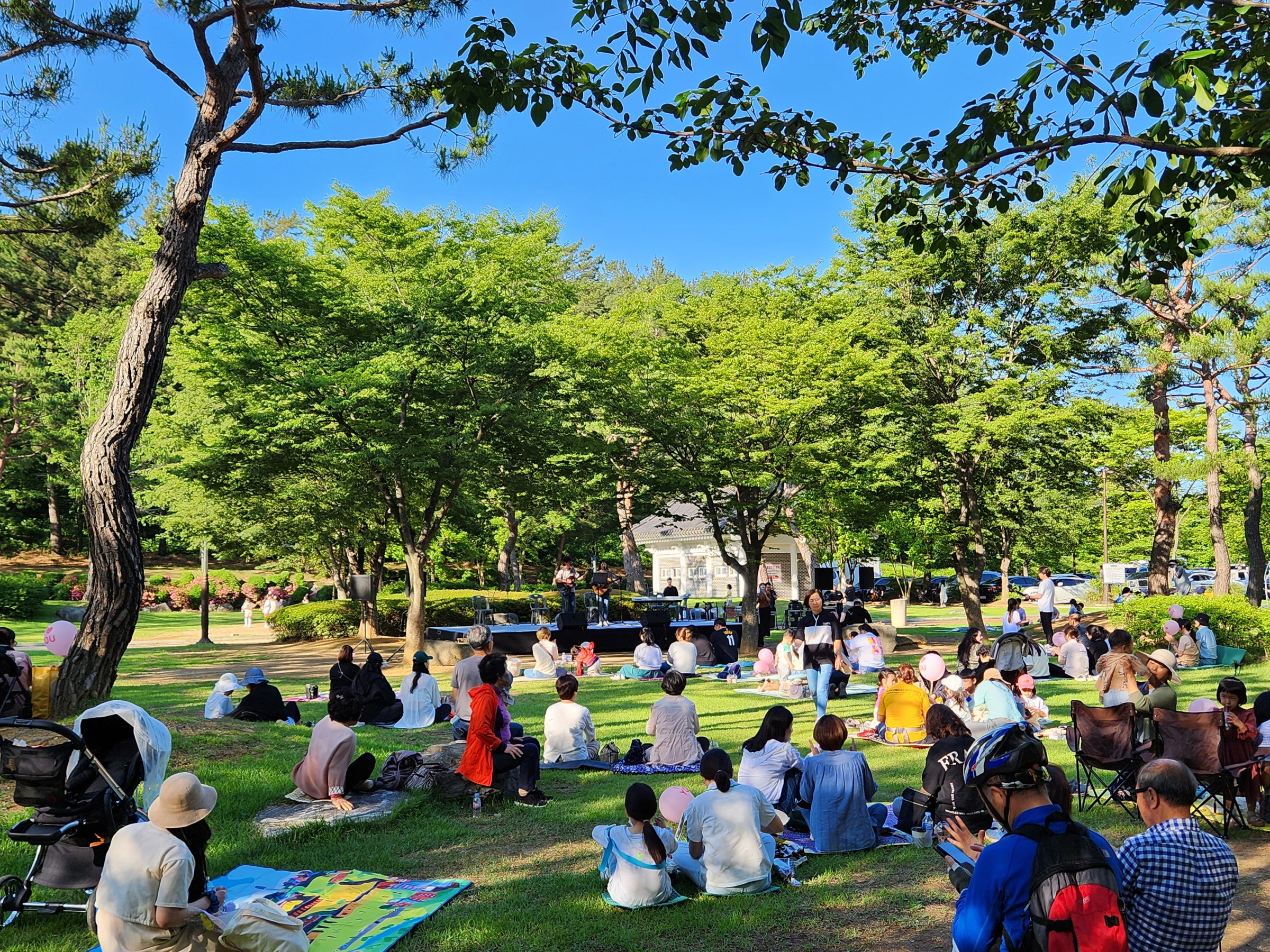 31일 충효 흥무공원에서 정신건강 문화행사인 돗자리 콘서트가 진행되고 있다.