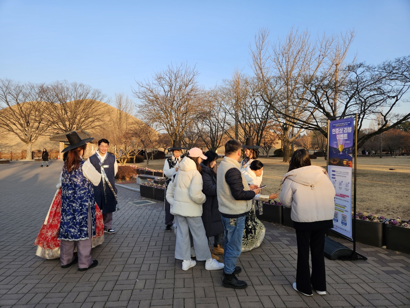 ‘경주로ON’ 홍보 이벤트가 지난 12일 시작으로 이번달 31일까지 진행 중인 가운데, 사진은 천마총 입구에 이벤트 부스가 마련된 모습.