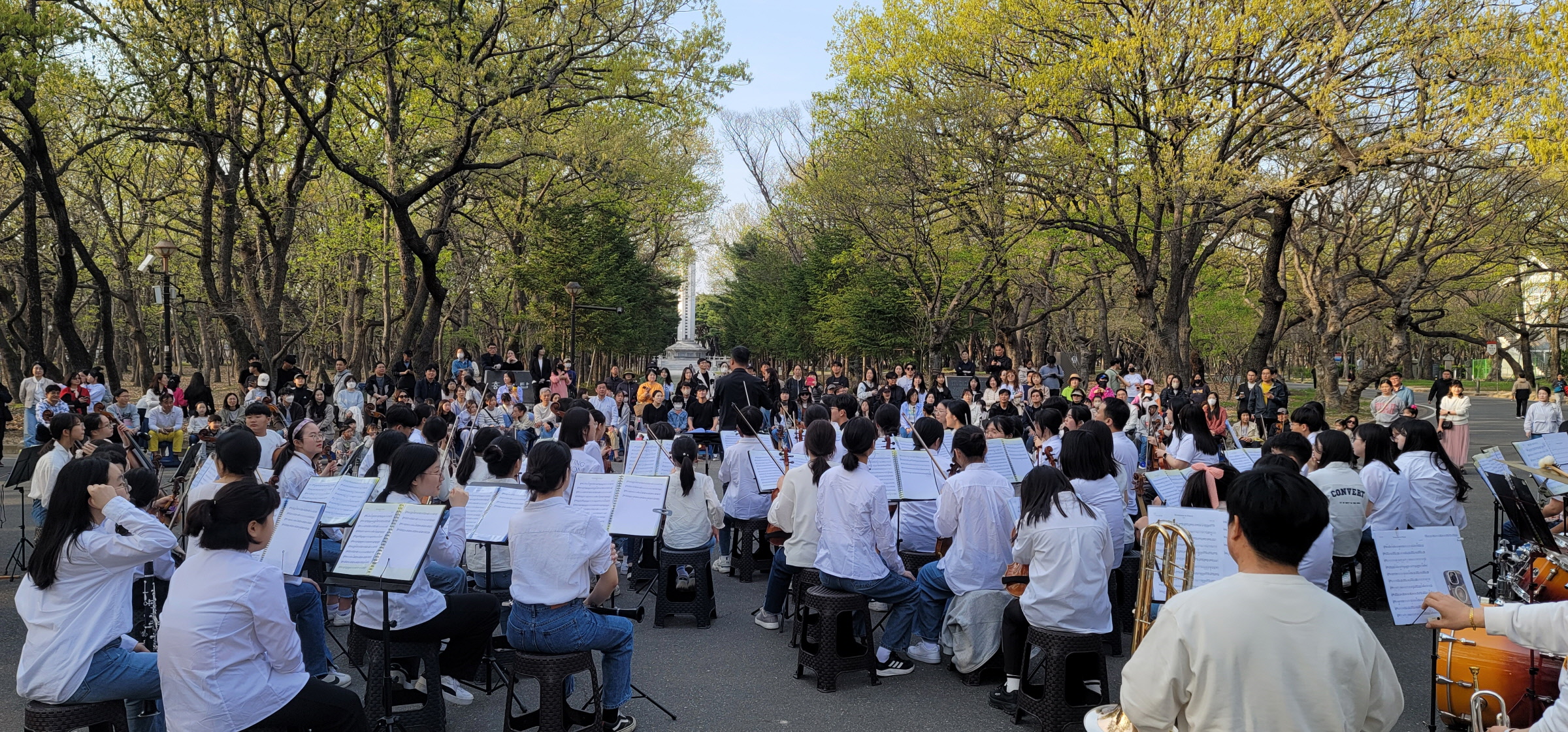 청소년오케스트라 버스킹 공연이 지난 7일 황성공원 충혼탑 네거리에서 펼쳐지고 있다.