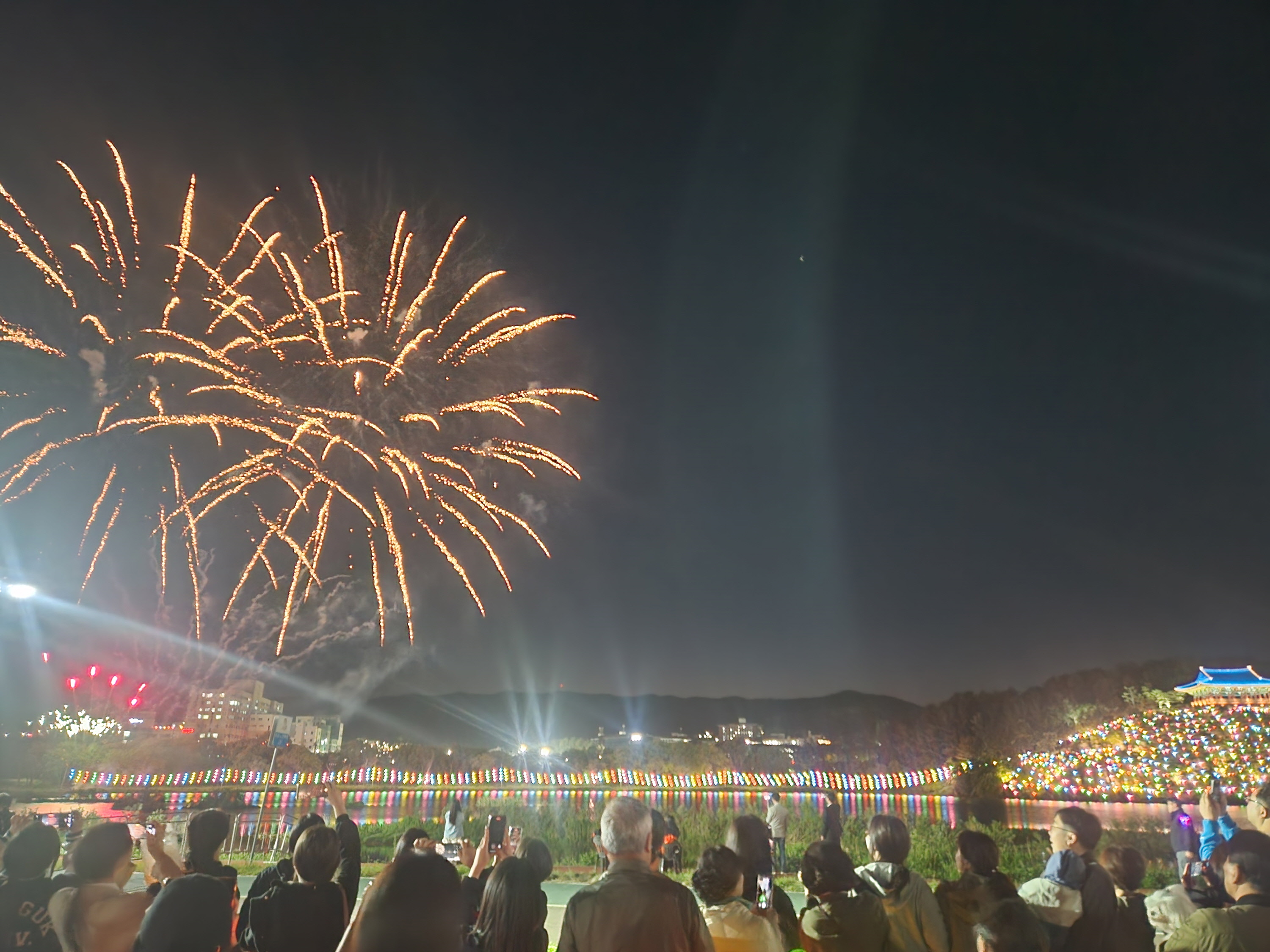 형산강 연등문화축제 연등 점등식(불꽃쇼)이 진행되고 있다.