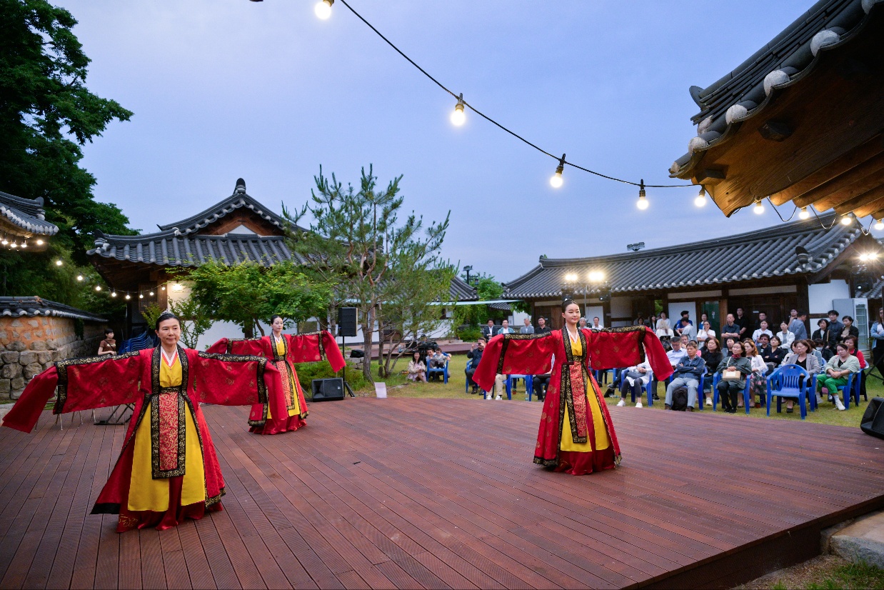 경주교촌한옥마을에 소재한 예악당에서 지난 30일 풍류 경주학포럼 아카데미를 개최했다.