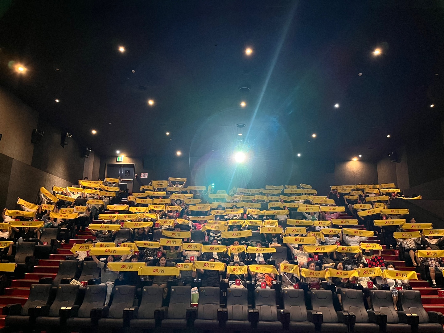 ‘세계자살예방의날’을 맞아 10일 경주보문 씨네Q 영화관에서 ‘생명존중 영화제’가 열린 가운데, 참석자들이 자살예방 퍼포먼스를 하고 있다.