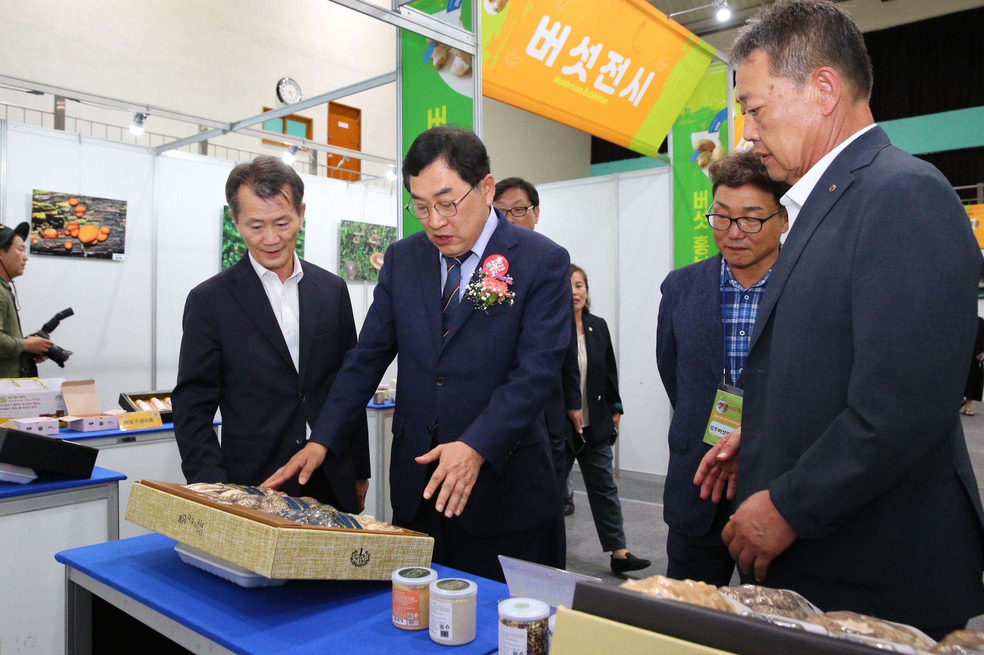 주낙영 시장이 버섯 홍보전시관을 둘러보고 있다.