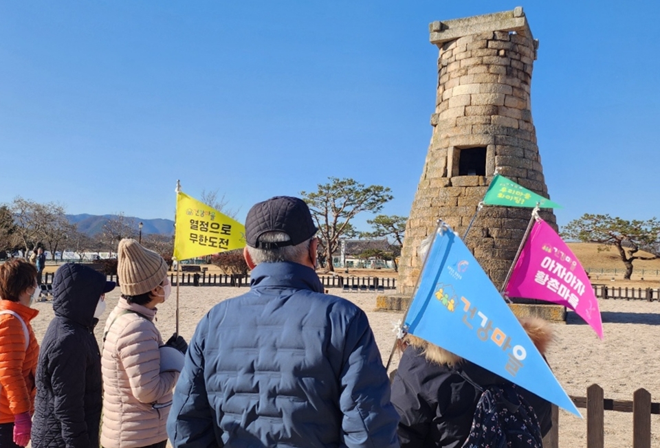 지난 11일과 14일 열린 ‘황촌 인문학 &amp; 기적의 걷기 프로그램’에서 참가자들이 첨성대 일원을 걸으면서 장소의 역사적, 문학적 맥락에 대한 설명을 듣고 있다.