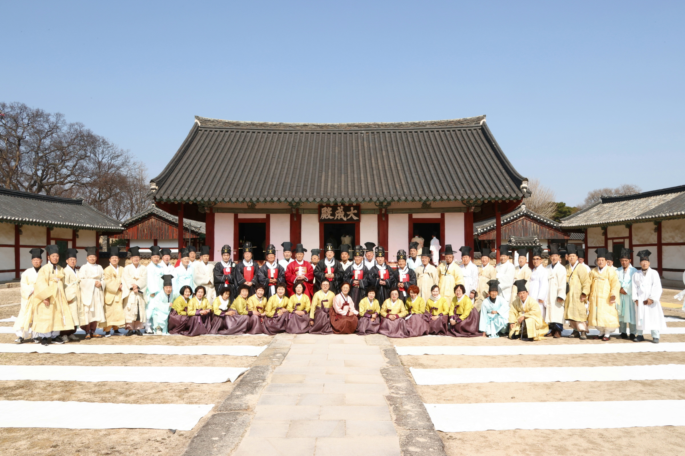 경주향교 춘계 석전대제가 지난 9일 경주향교 대성전에서 엄숙히 봉행되고 있다.
